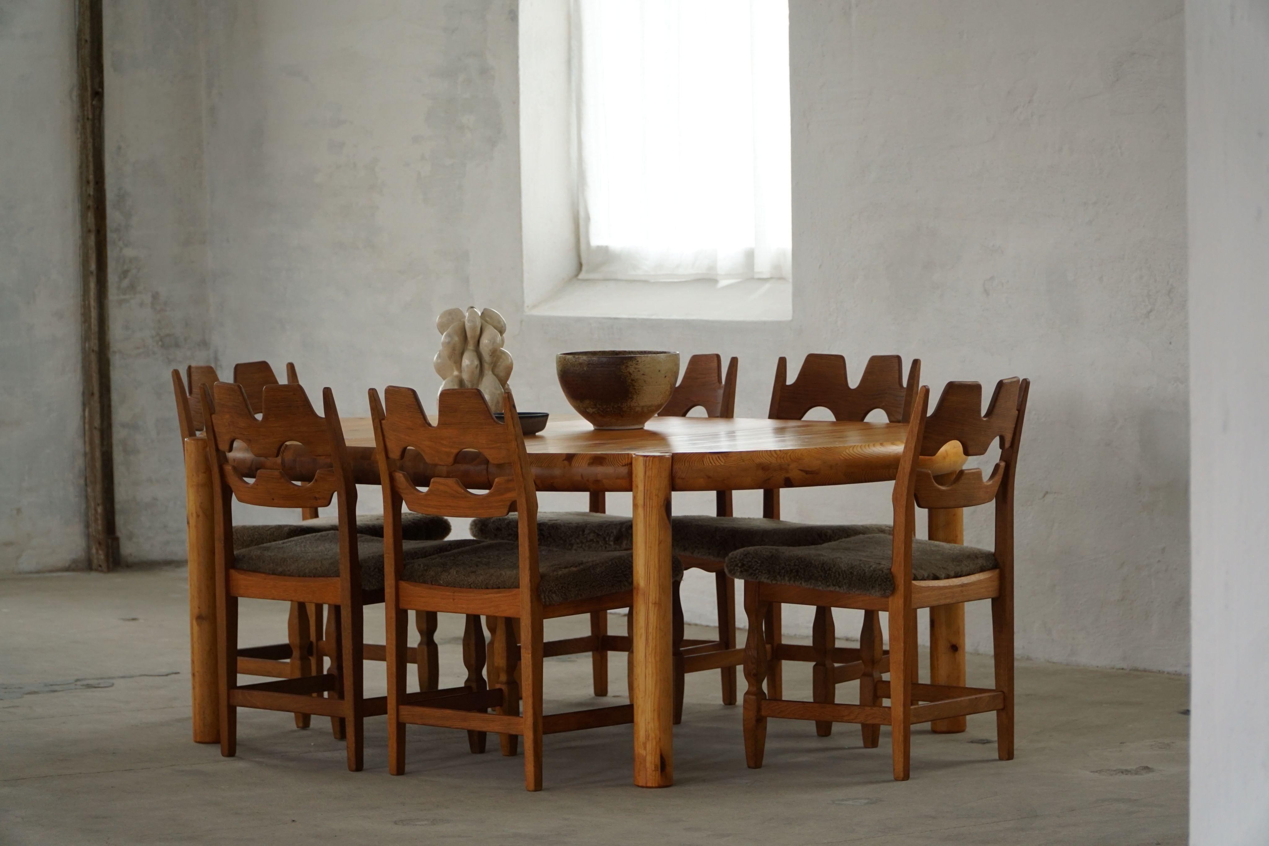 Un ensemble audacieux et sculptural de six chaises de salle à manger en chêne, conçu par Henning (Henry) Kjærnulf pour Nyrup Møbelfabrik au Danemark dans les années 1960. Connues sous le nom de modèle emblématique 