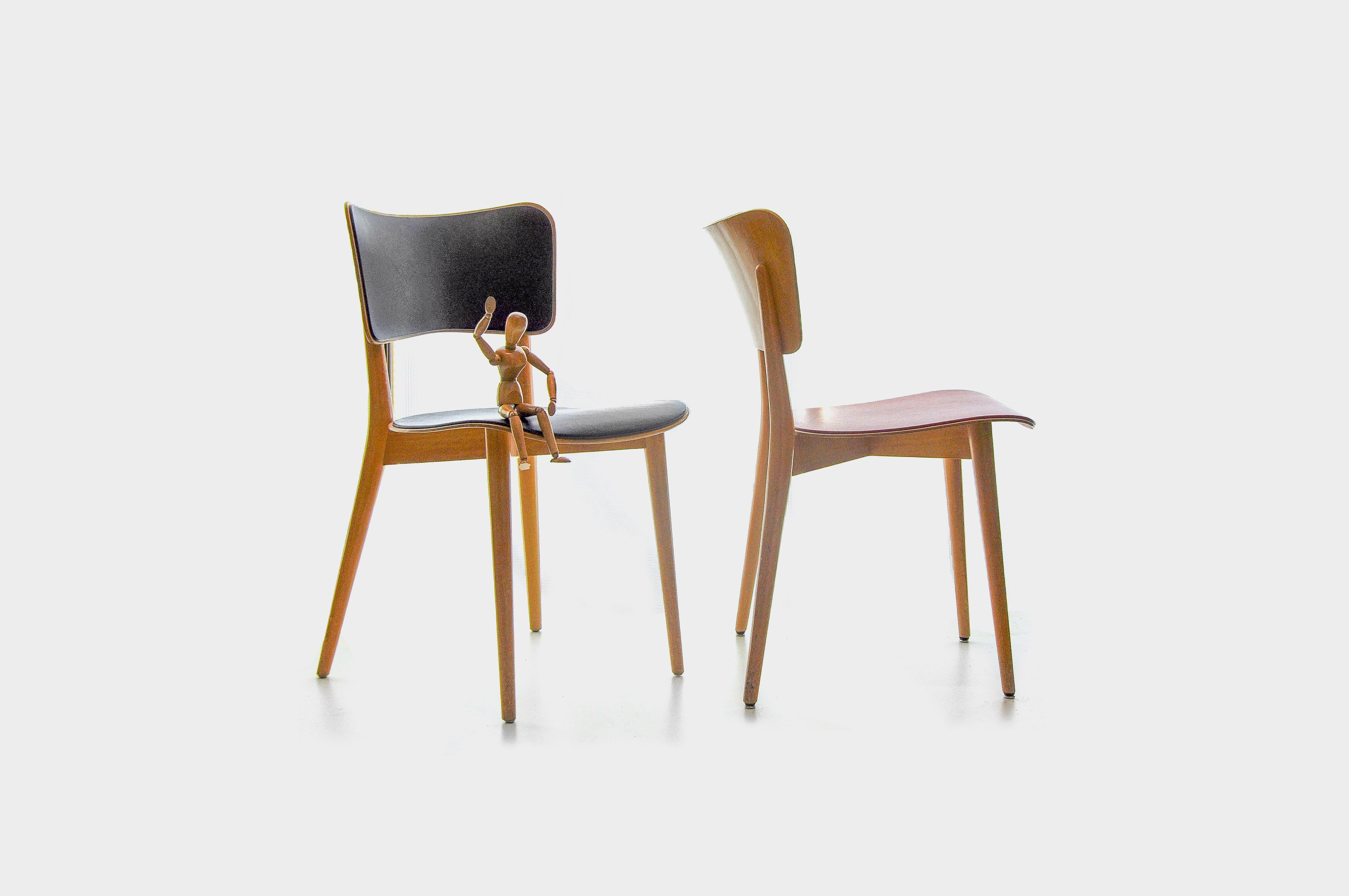 Strong and stabile but balanced and beautiful, this is how Bill's cross frame chair can be described. The leg construction with a cross frame connection supports the seat in the middle and gives the chair the greatest possible stability. The