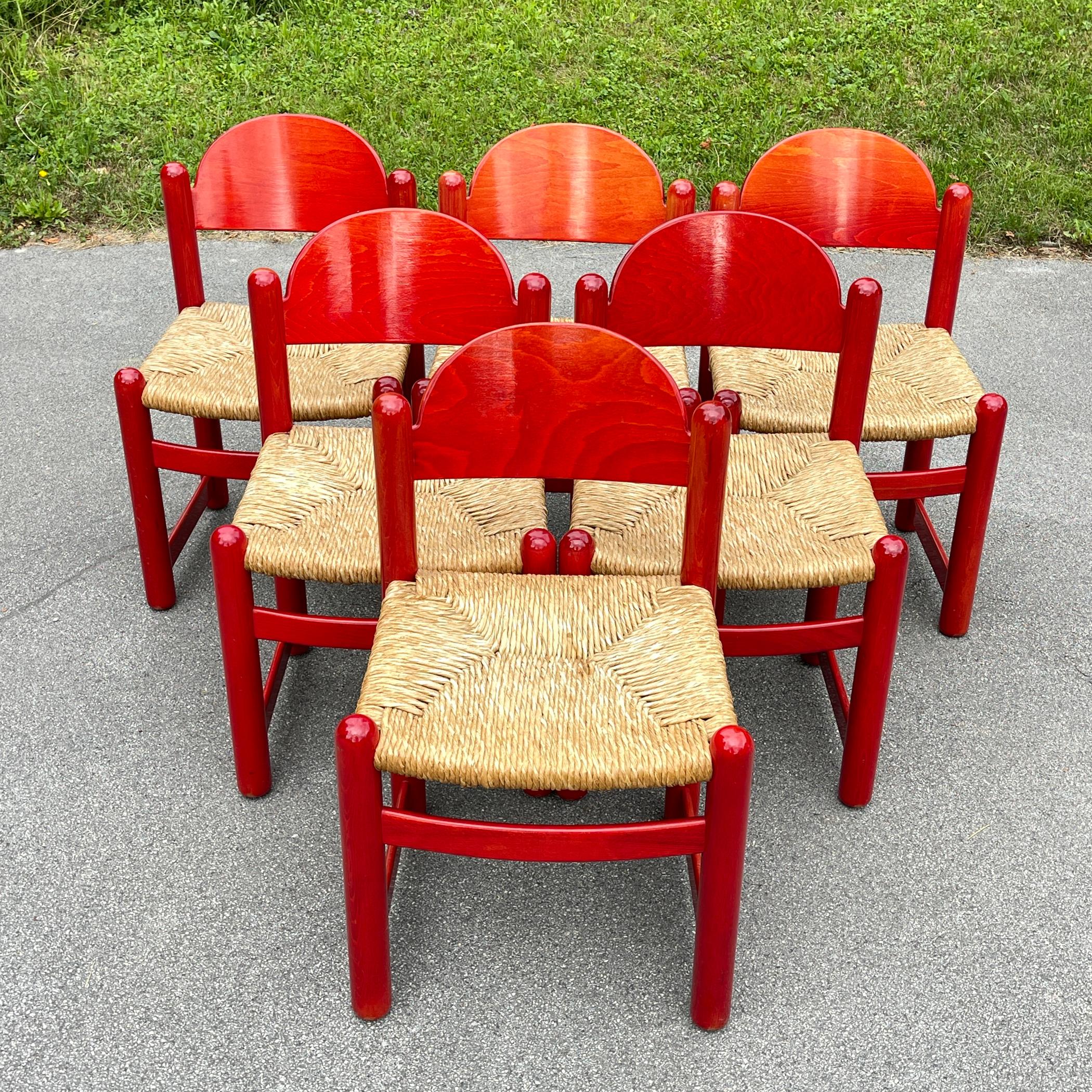 

Sillas Padova diseñadas por Hank Lowenstein en la década de 1970.
Bellamente fabricada en haya con asientos originales de junco y cómodo respaldo curvado. Son sillas pesadas y sólidas, con patas rechonchas. Acabado original teñido de rojo.

Buen