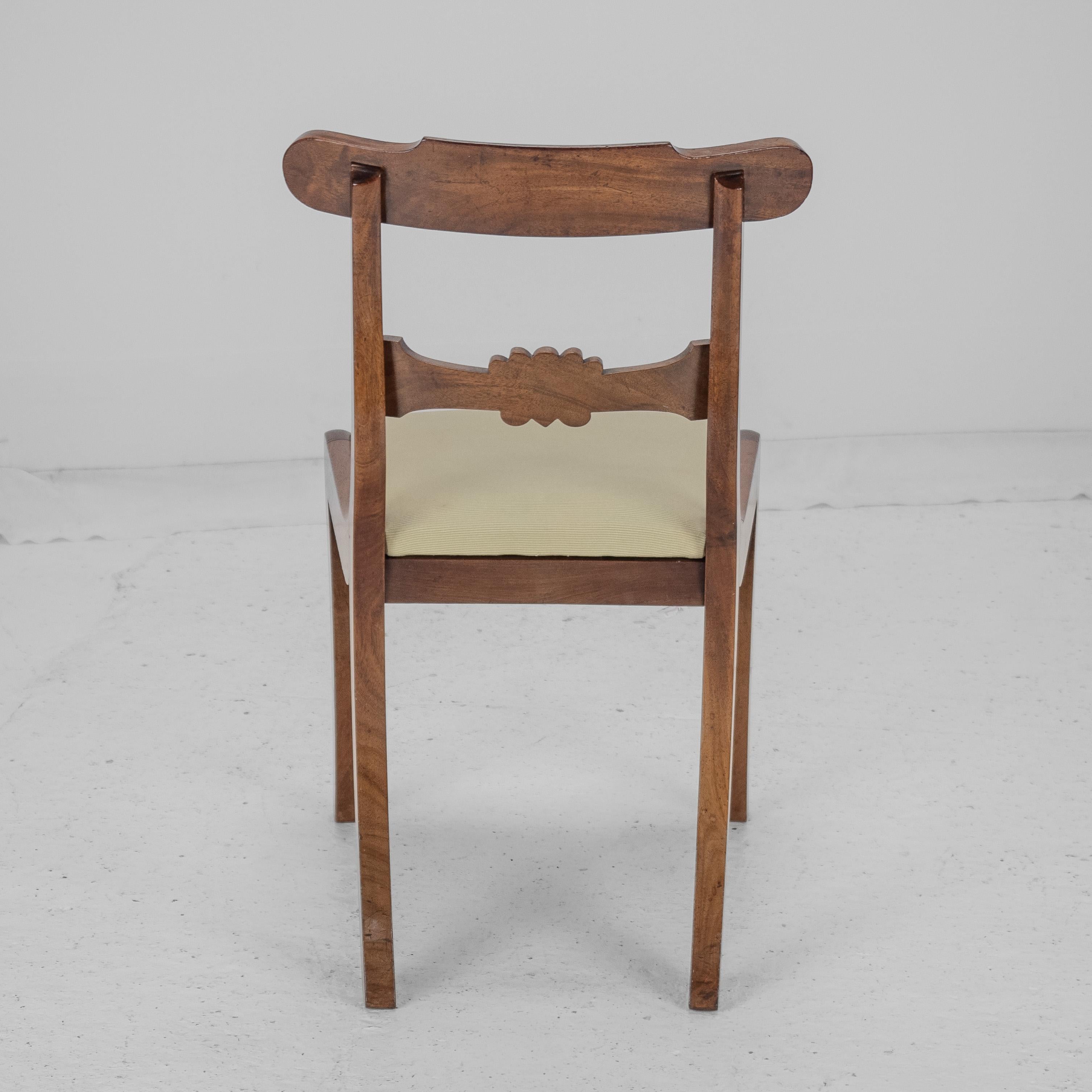 Set di 6 sedie da pranzo con schienale in mogano Regency con gambe a sciabola c1820 (Giorgio III IV) in vendita 3