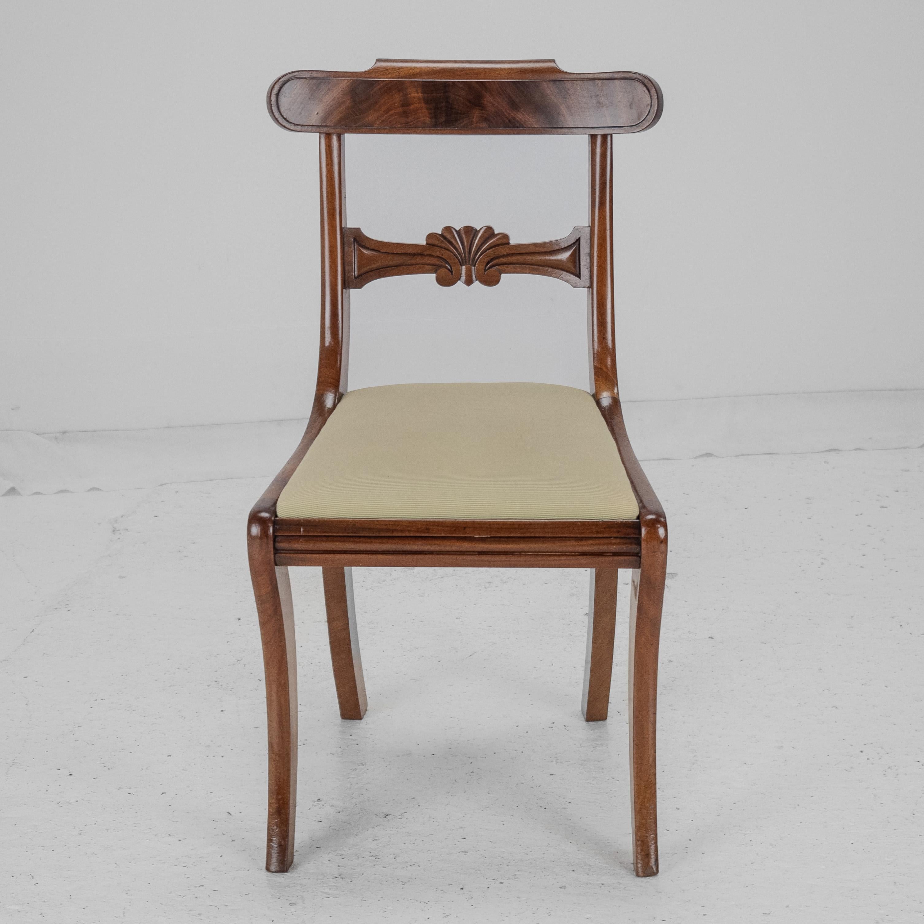 Set di 6 sedie da pranzo con schienale in mogano Regency con gambe a sciabola c1820 (Giorgio III IV) in vendita 4