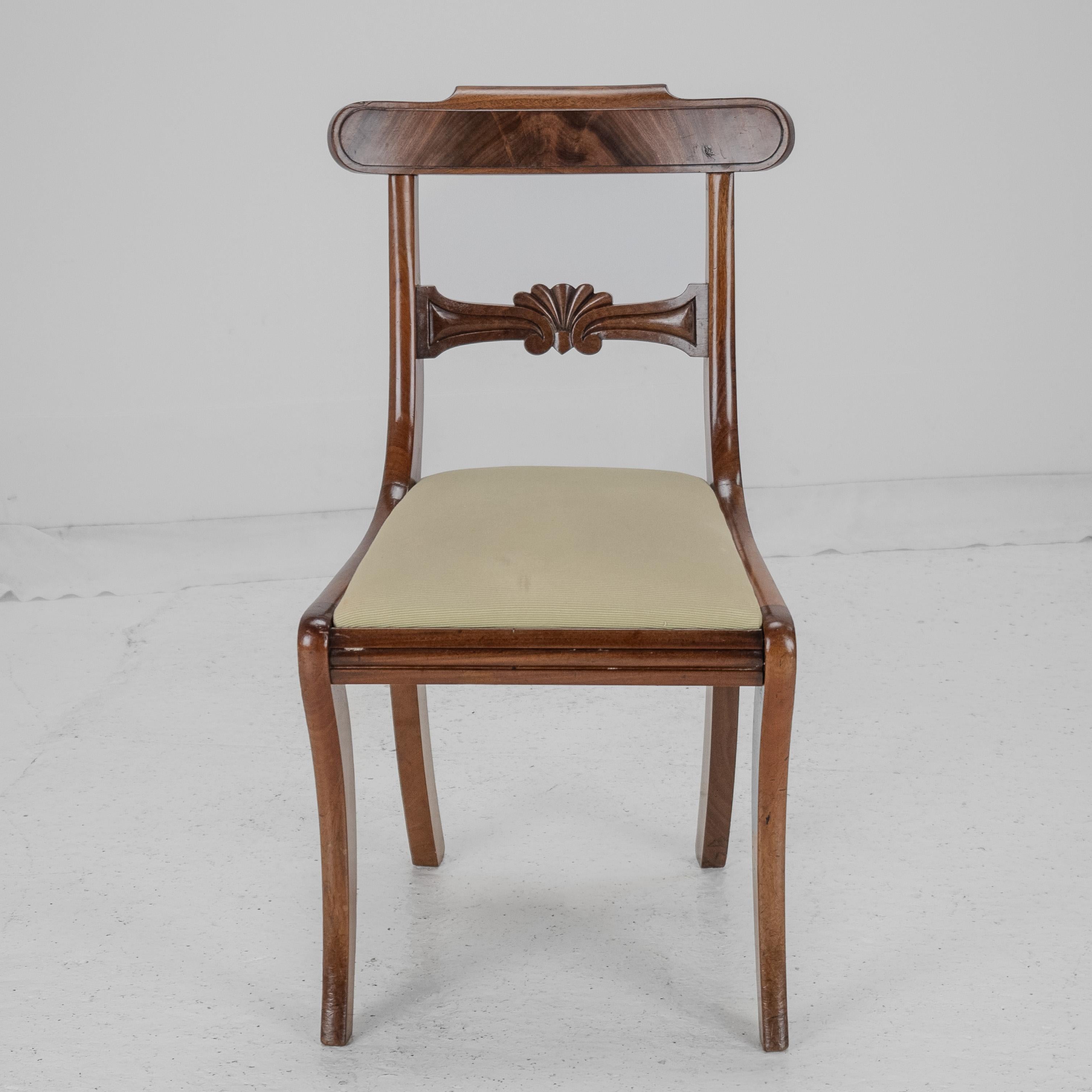 Set di 6 sedie da pranzo con schienale in mogano Regency con gambe a sciabola c1820 (Giorgio III IV) in vendita 5