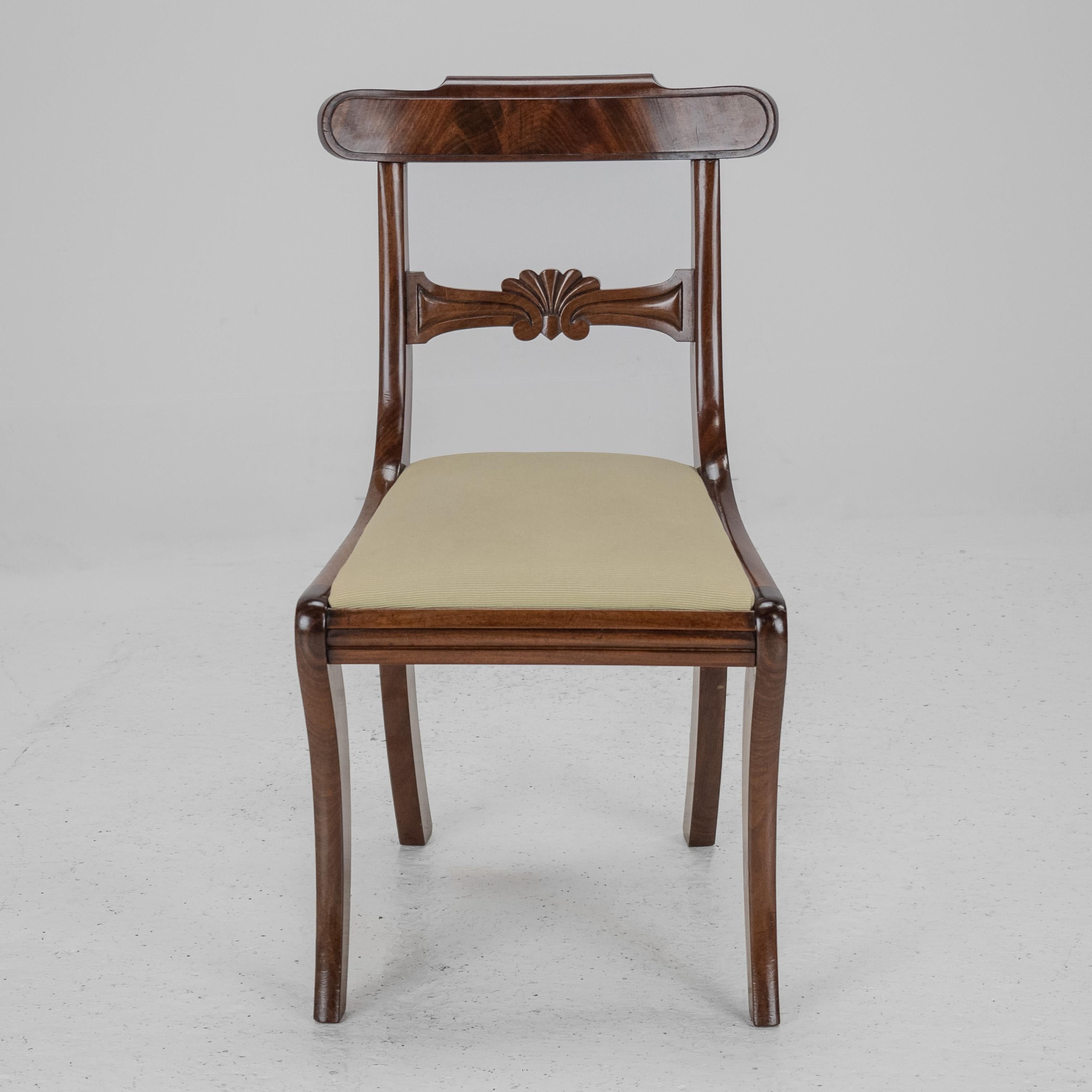 Set di 6 sedie da pranzo con schienale in mogano Regency con gambe a sciabola c1820 (Giorgio III IV) in vendita 6