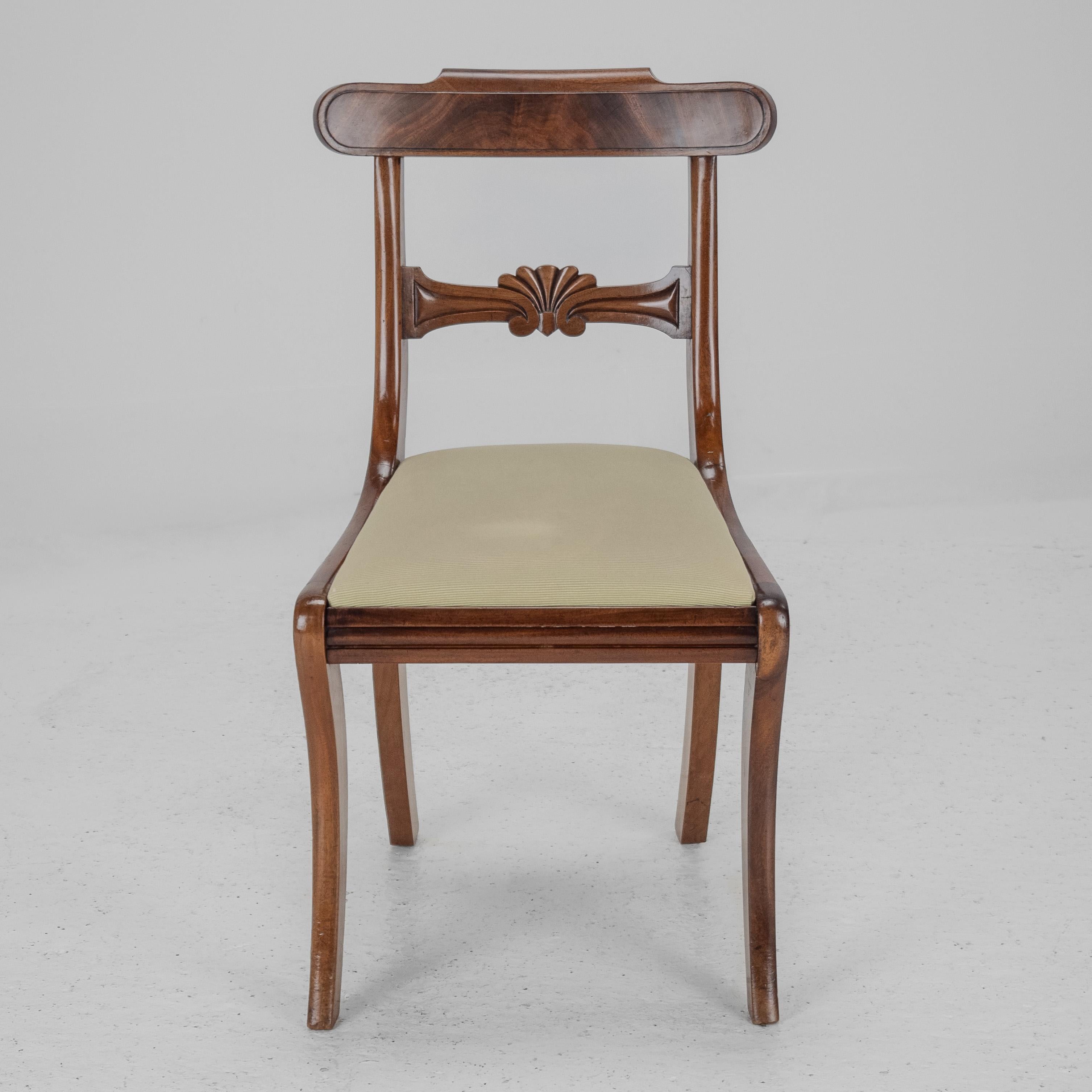 Set di 6 sedie da pranzo con schienale in mogano Regency con gambe a sciabola c1820 (Giorgio III IV) in vendita 7