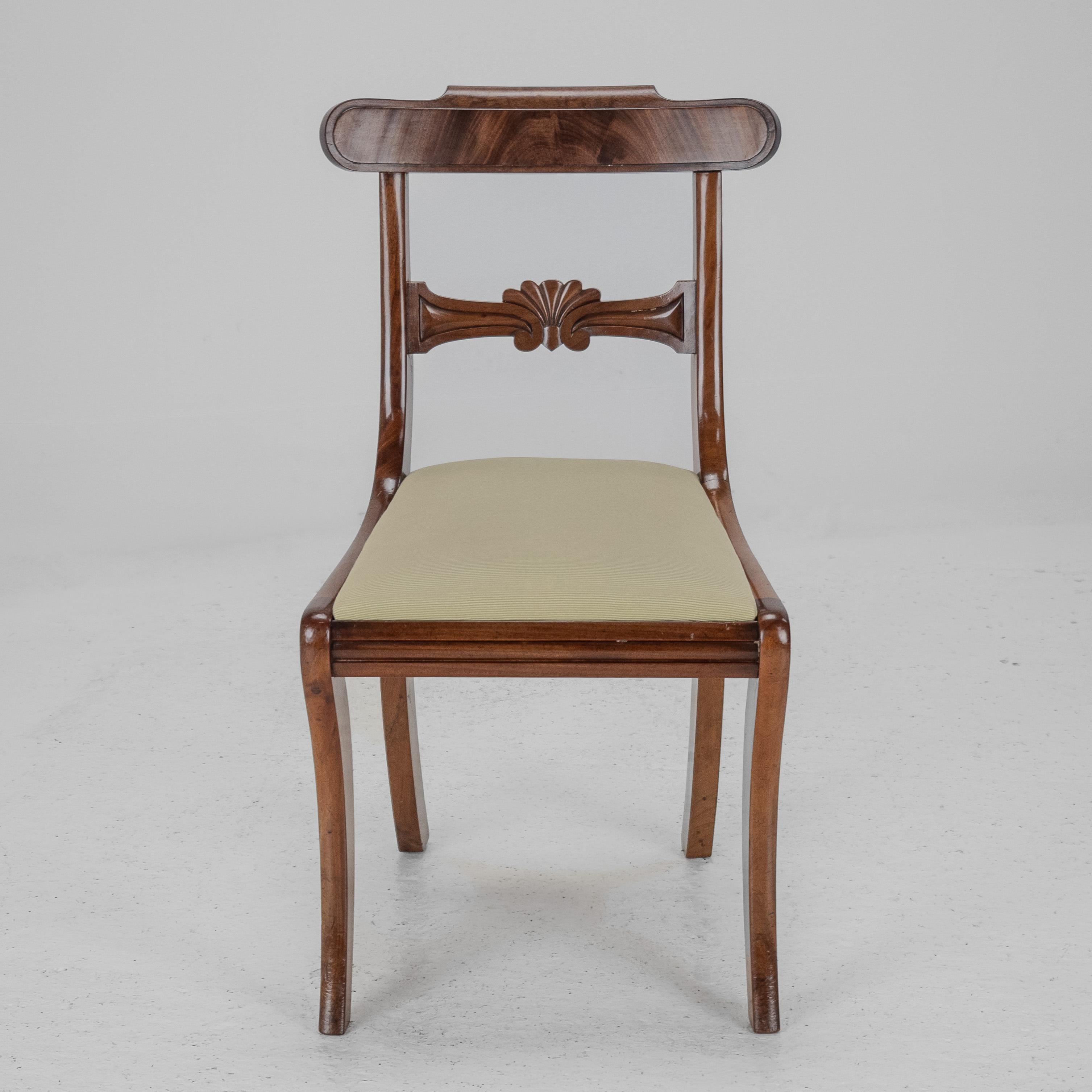 Set di 6 sedie da pranzo con schienale in mogano Regency con gambe a sciabola c1820 (Giorgio III IV) in vendita 8