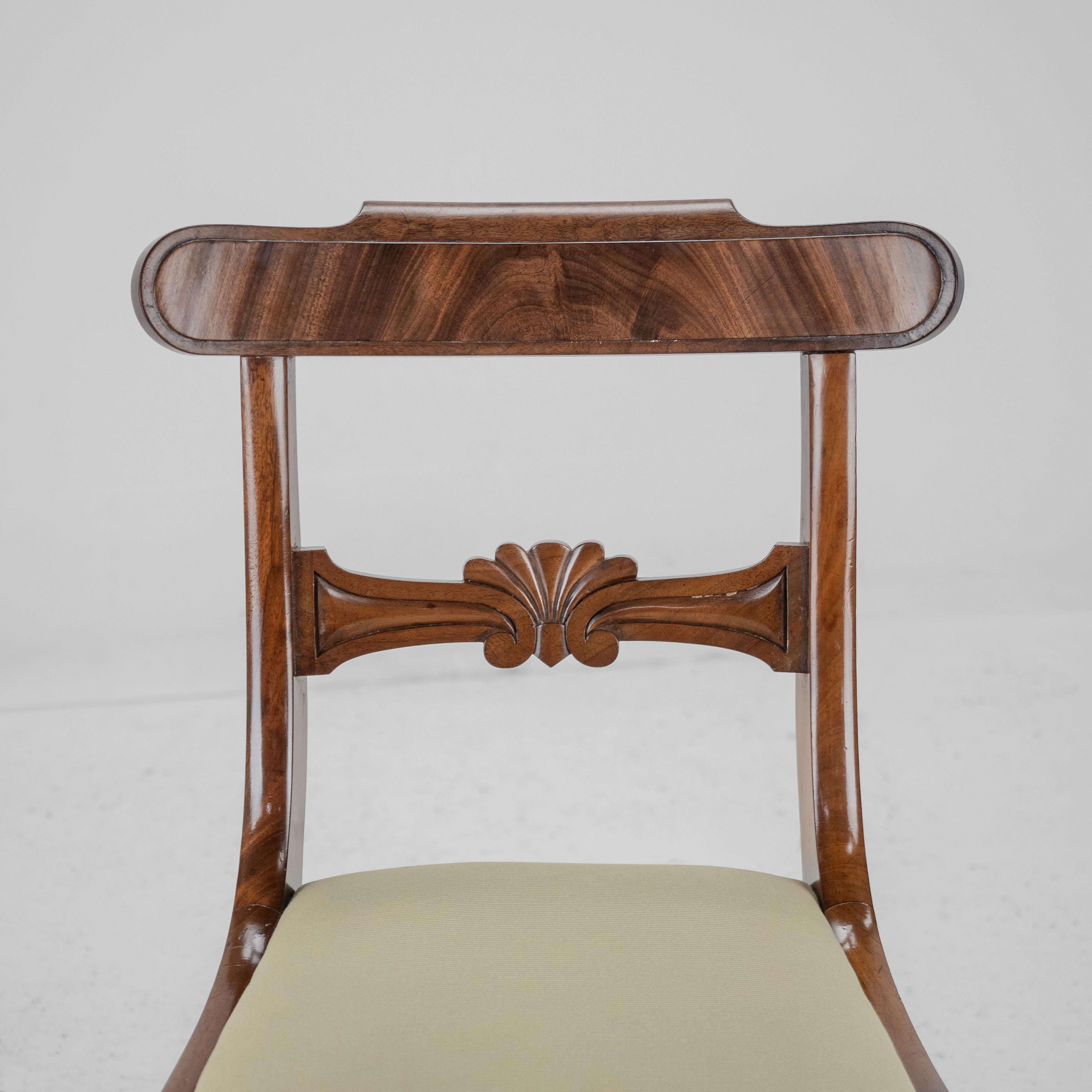 Set di 6 sedie da pranzo con schienale in mogano Regency con gambe a sciabola c1820 (Giorgio III IV) in vendita 9