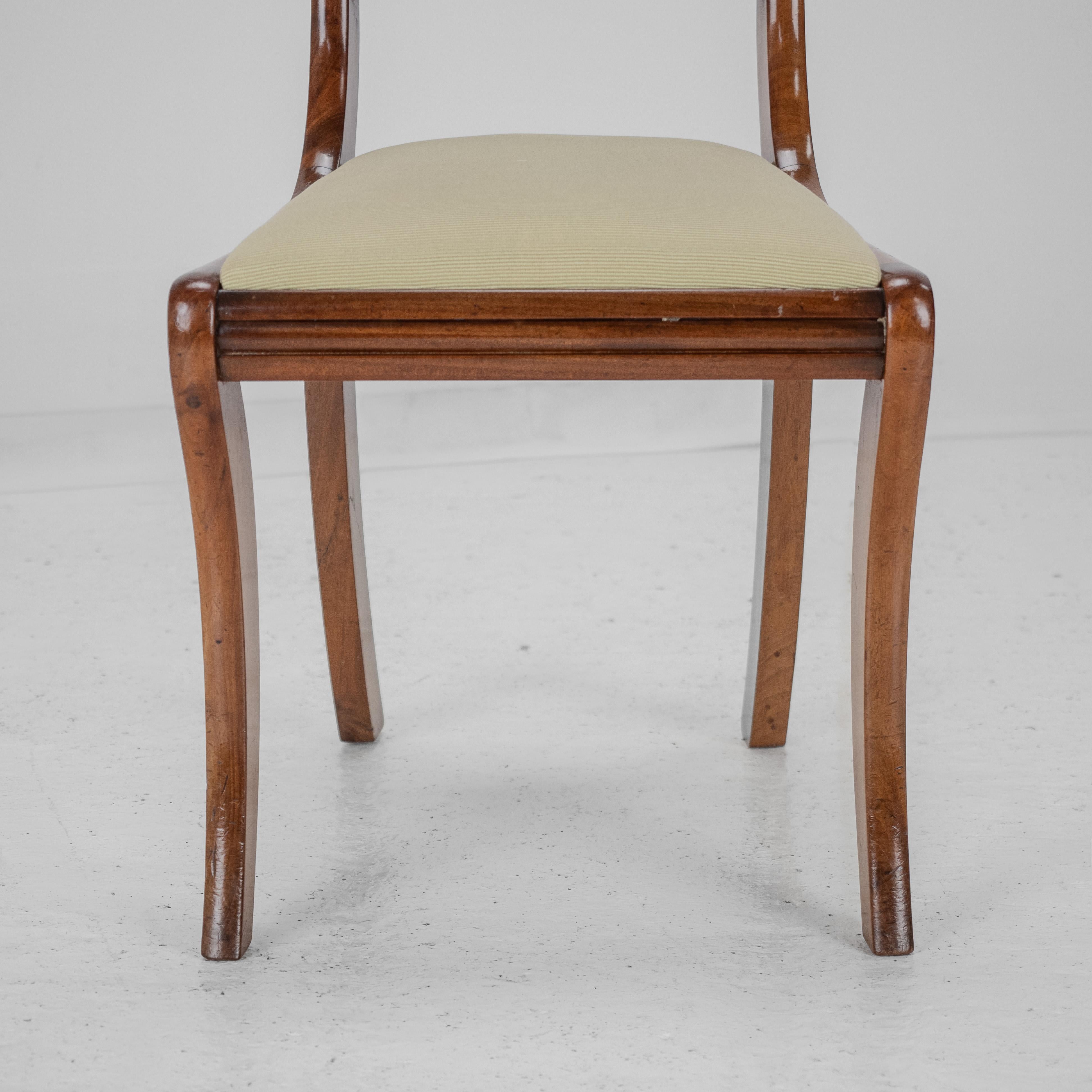 Set di 6 sedie da pranzo con schienale in mogano Regency con gambe a sciabola c1820 (Giorgio III IV) in vendita 10