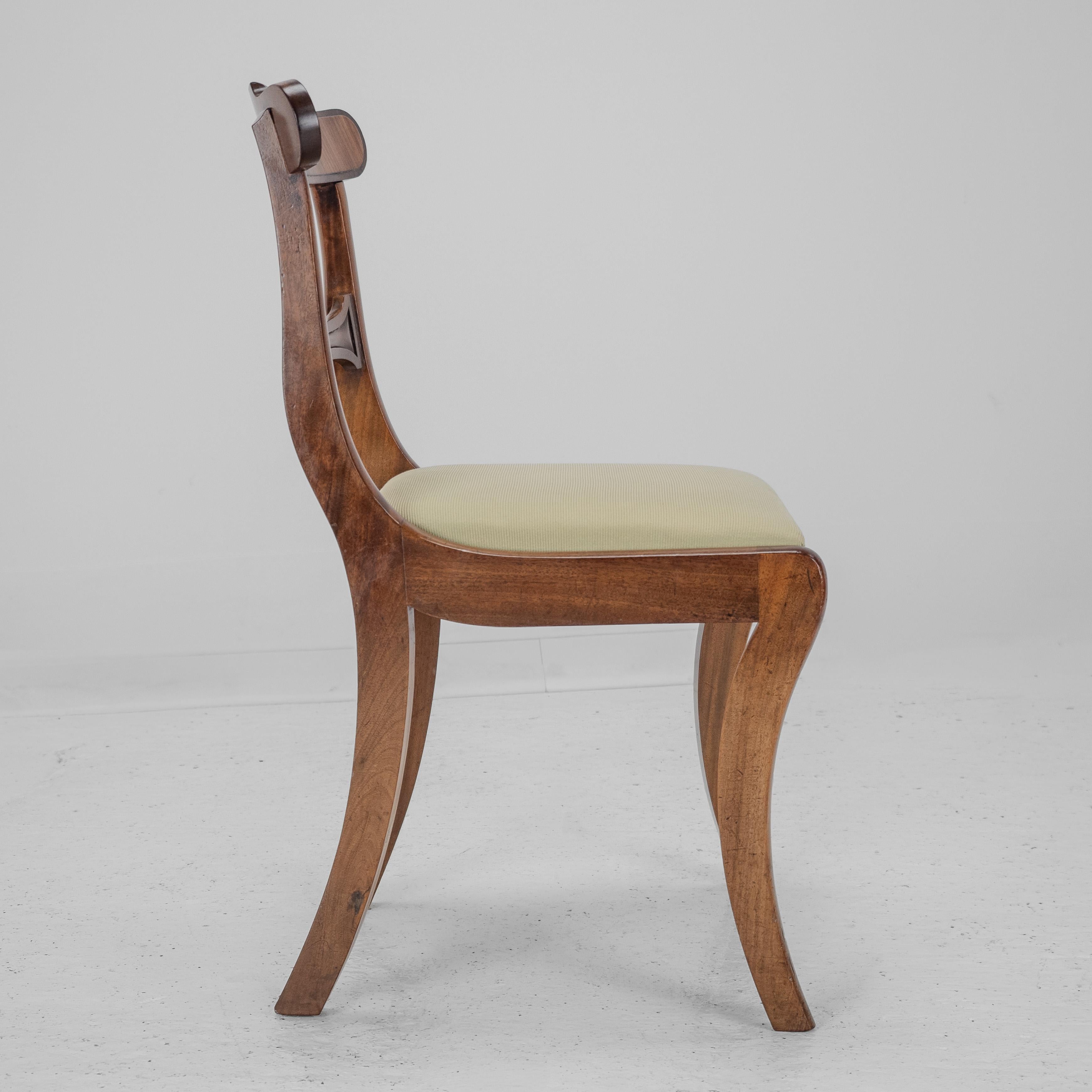Set di 6 sedie da pranzo con schienale in mogano Regency con gambe a sciabola c1820 (Giorgio III IV) in vendita 12