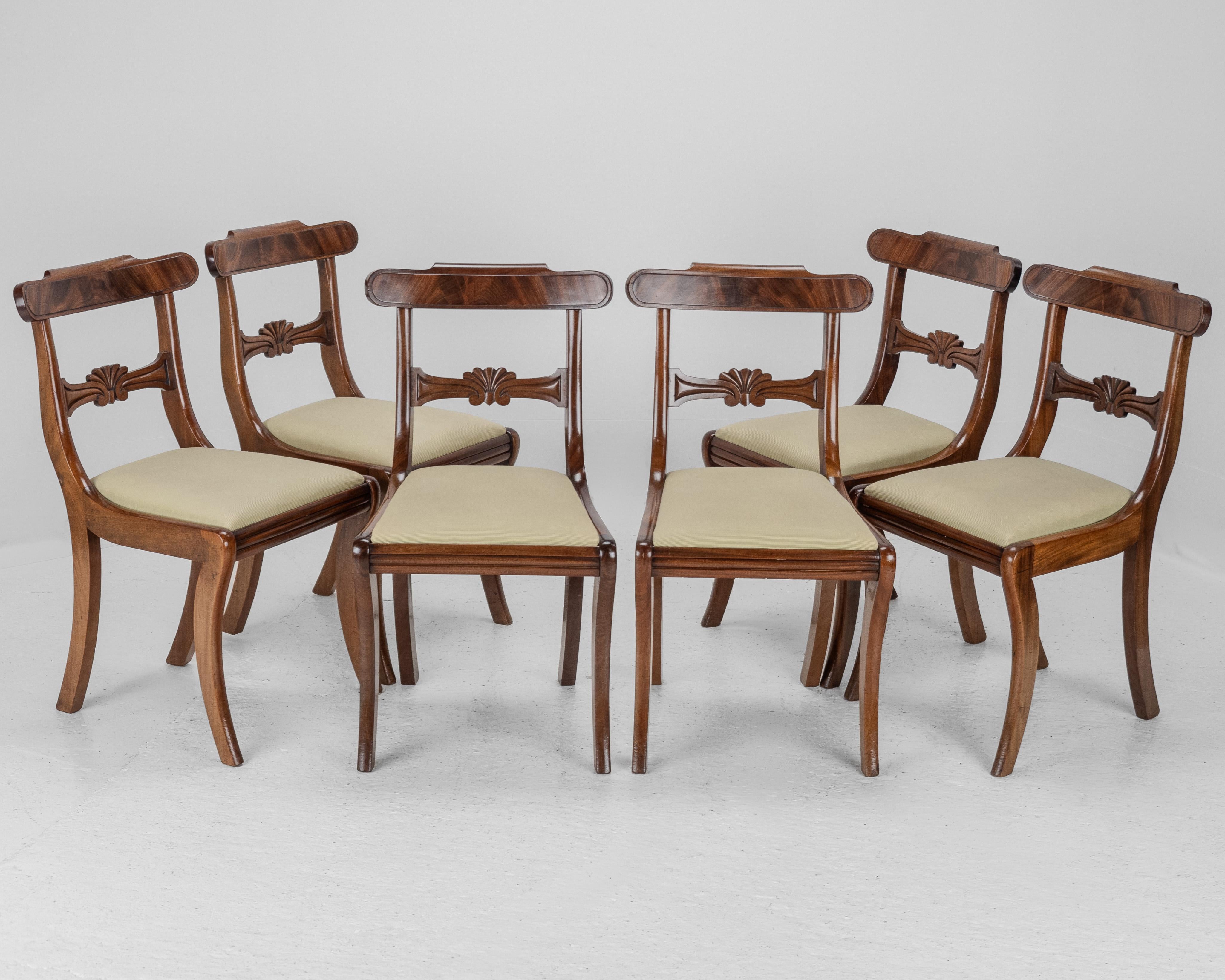 Set di sei sedie da pranzo Regency con schienale in mogano e gambe a sciabola

Un raffinato set abbinato di sei sedie da pranzo del periodo Regency, realizzate in mogano ben rifinito, circa 1820. Ciascuna sedia presenta una barra curva sullo