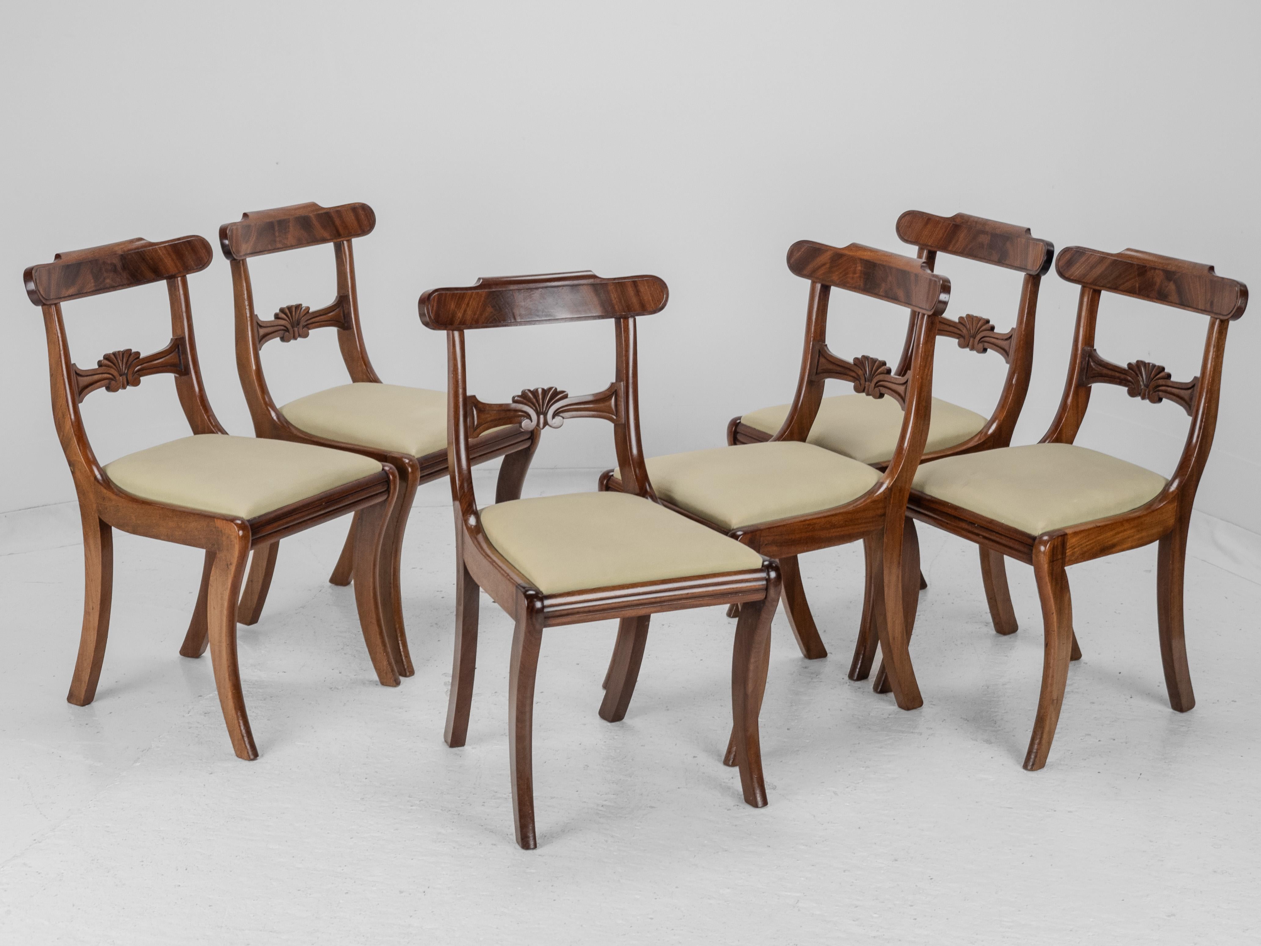 Inglese Set di 6 sedie da pranzo con schienale in mogano Regency con gambe a sciabola c1820 (Giorgio III IV) in vendita