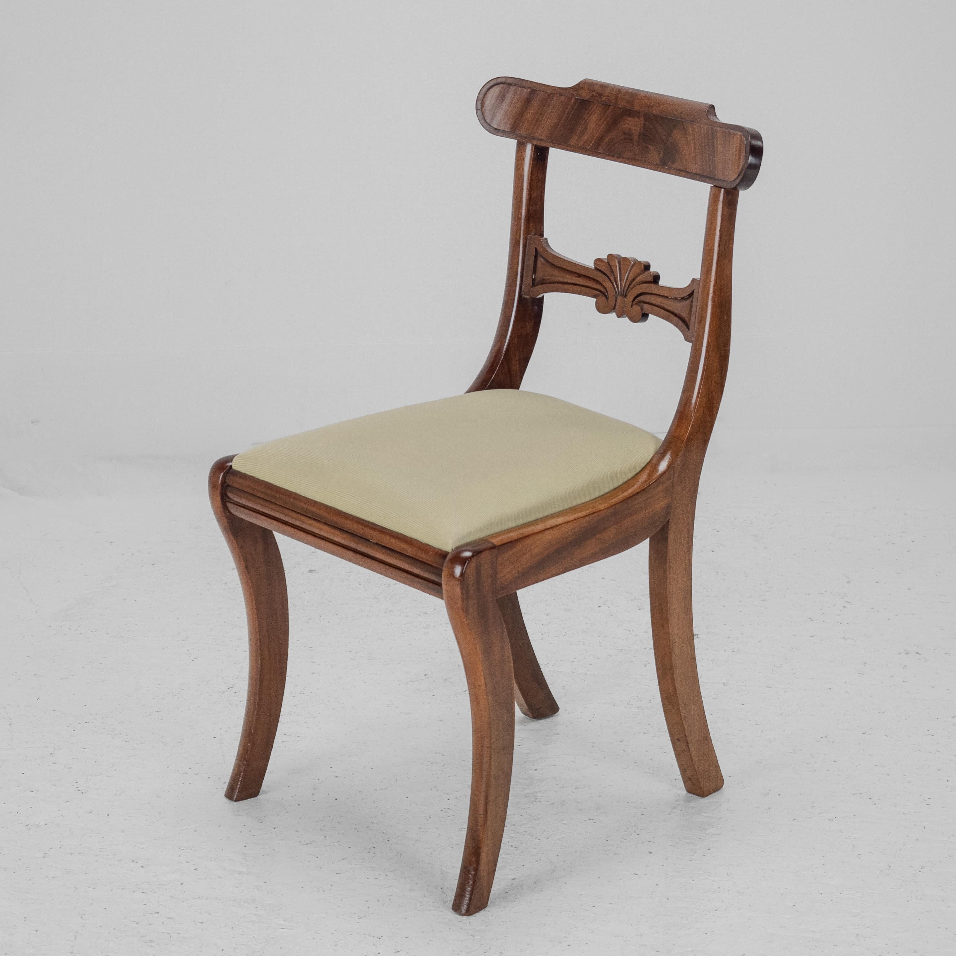 Intagliato Set di 6 sedie da pranzo con schienale in mogano Regency con gambe a sciabola c1820 (Giorgio III IV) in vendita