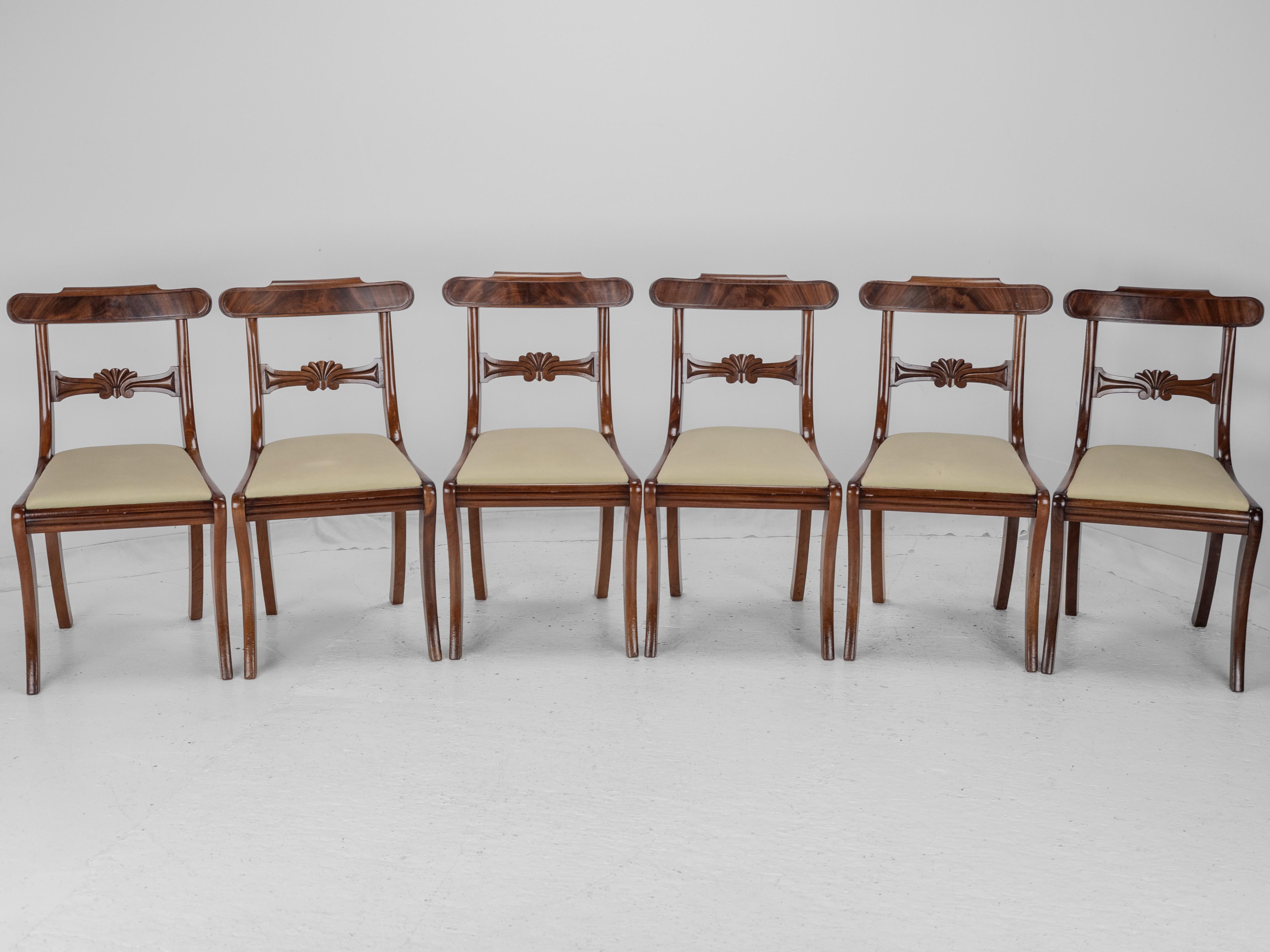 Set di 6 sedie da pranzo con schienale in mogano Regency con gambe a sciabola c1820 (Giorgio III IV) In condizioni buone in vendita a Leeds, GB