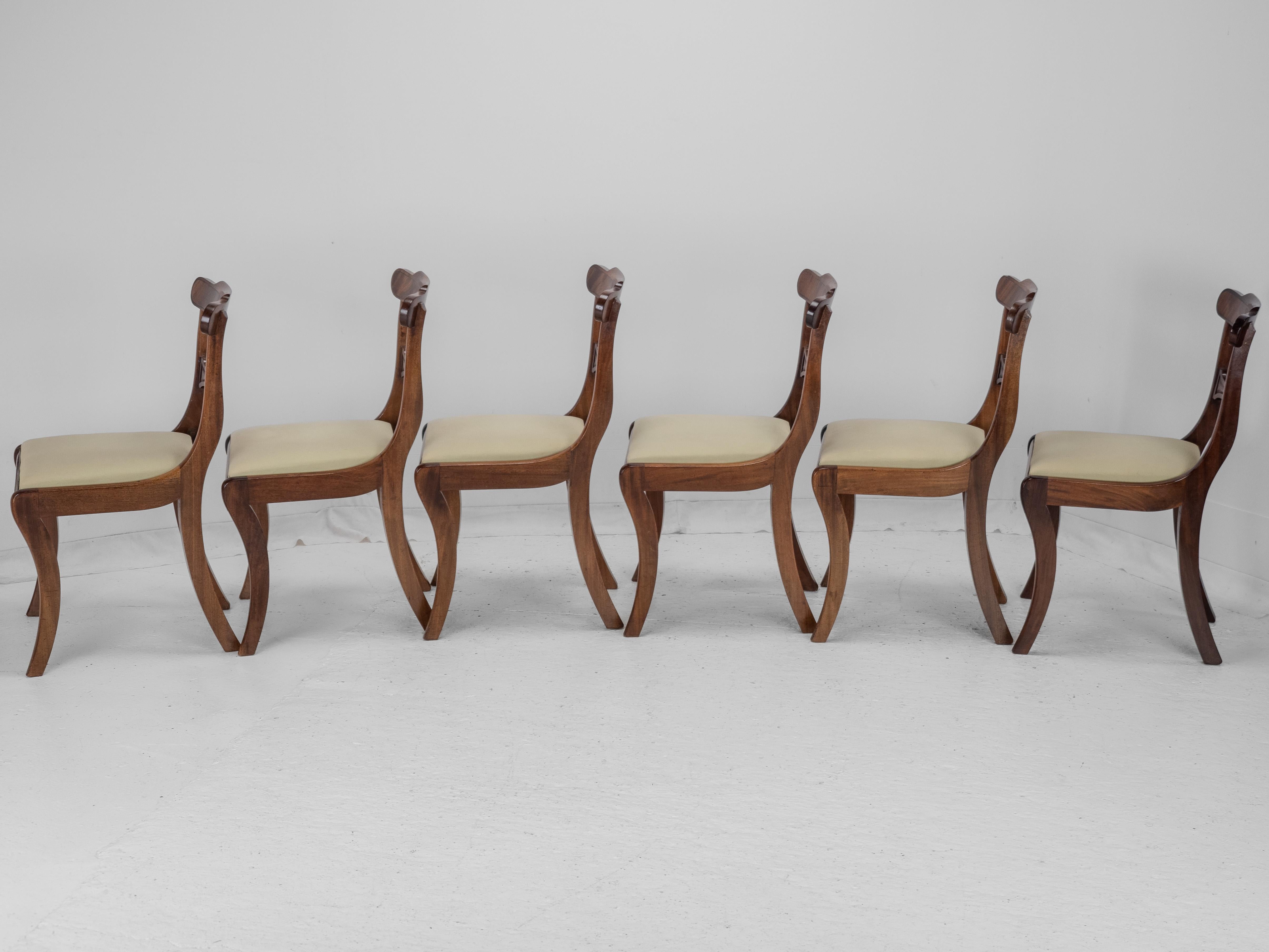 XIX secolo Set di 6 sedie da pranzo con schienale in mogano Regency con gambe a sciabola c1820 (Giorgio III IV) in vendita