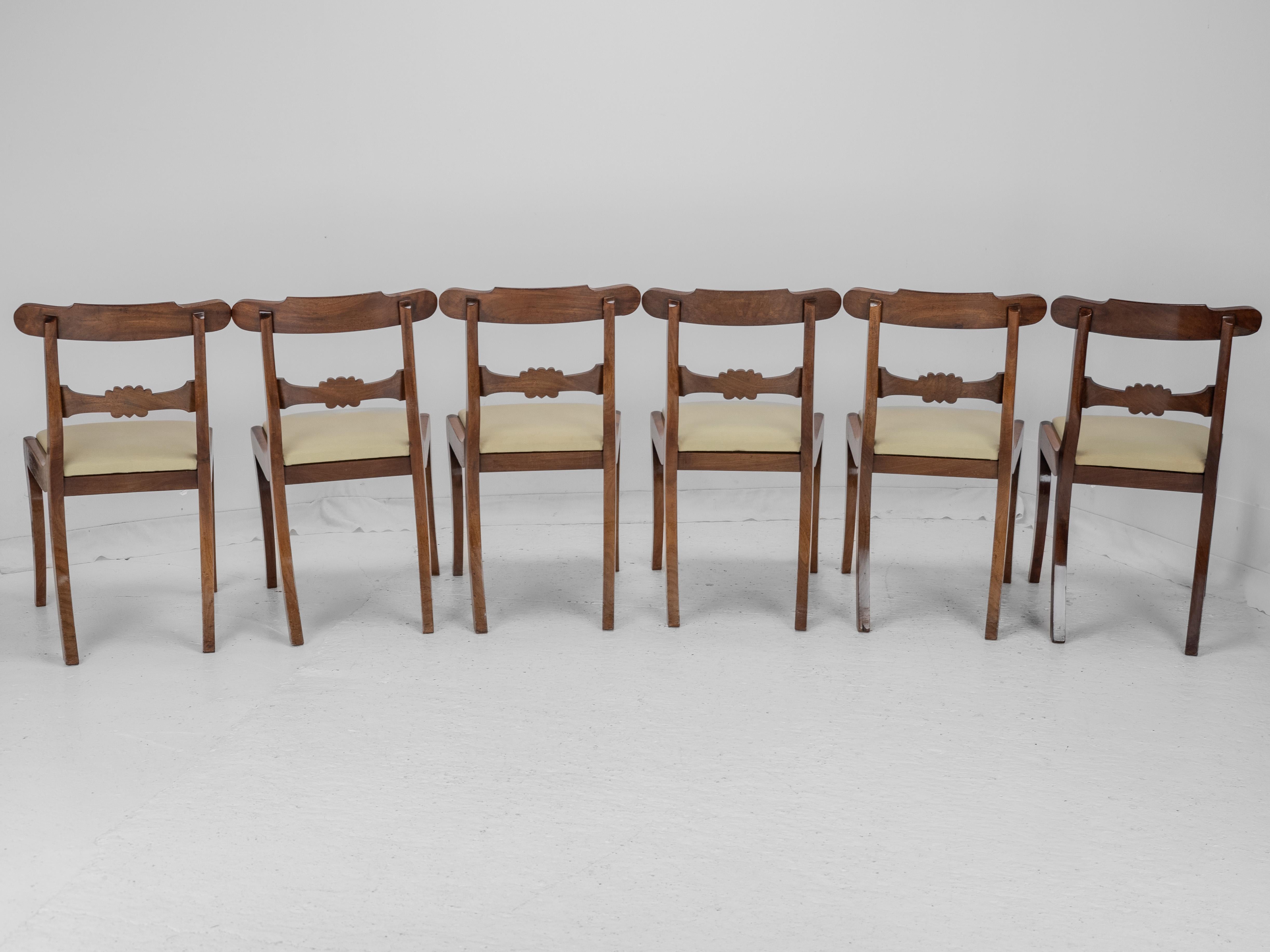 Mogano Set di 6 sedie da pranzo con schienale in mogano Regency con gambe a sciabola c1820 (Giorgio III IV) in vendita