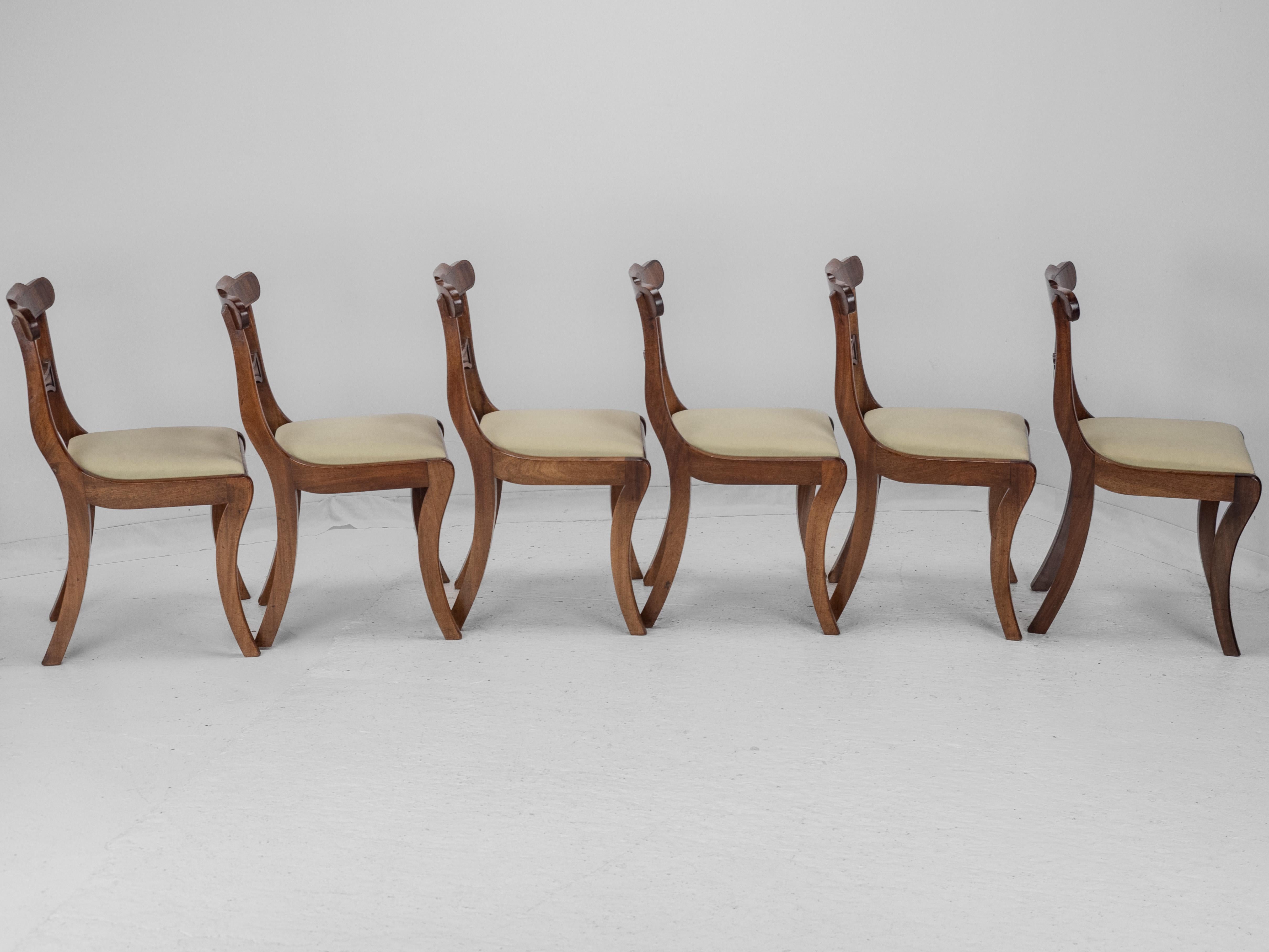 Set di 6 sedie da pranzo con schienale in mogano Regency con gambe a sciabola c1820 (Giorgio III IV) in vendita 1