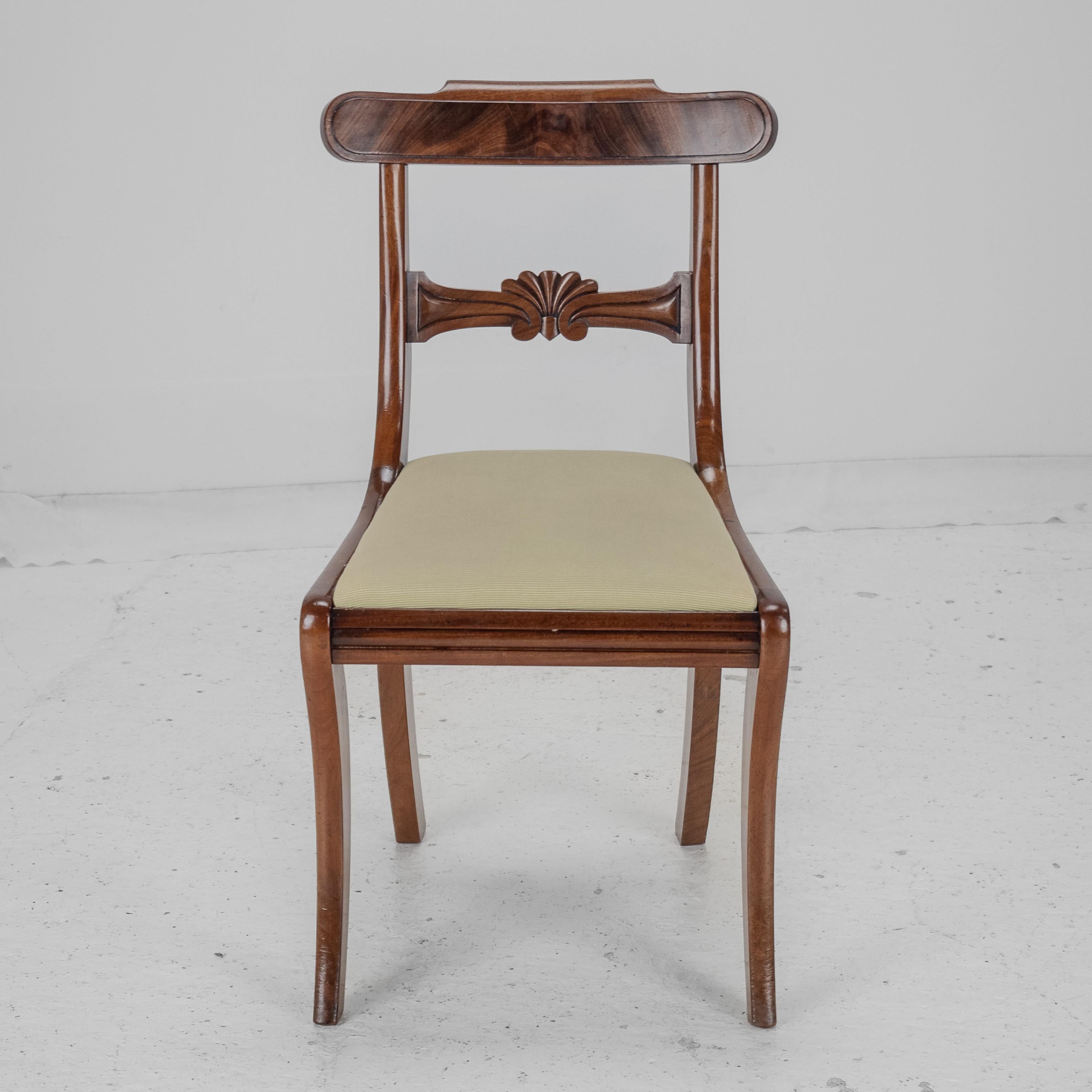 Set di 6 sedie da pranzo con schienale in mogano Regency con gambe a sciabola c1820 (Giorgio III IV) in vendita 2