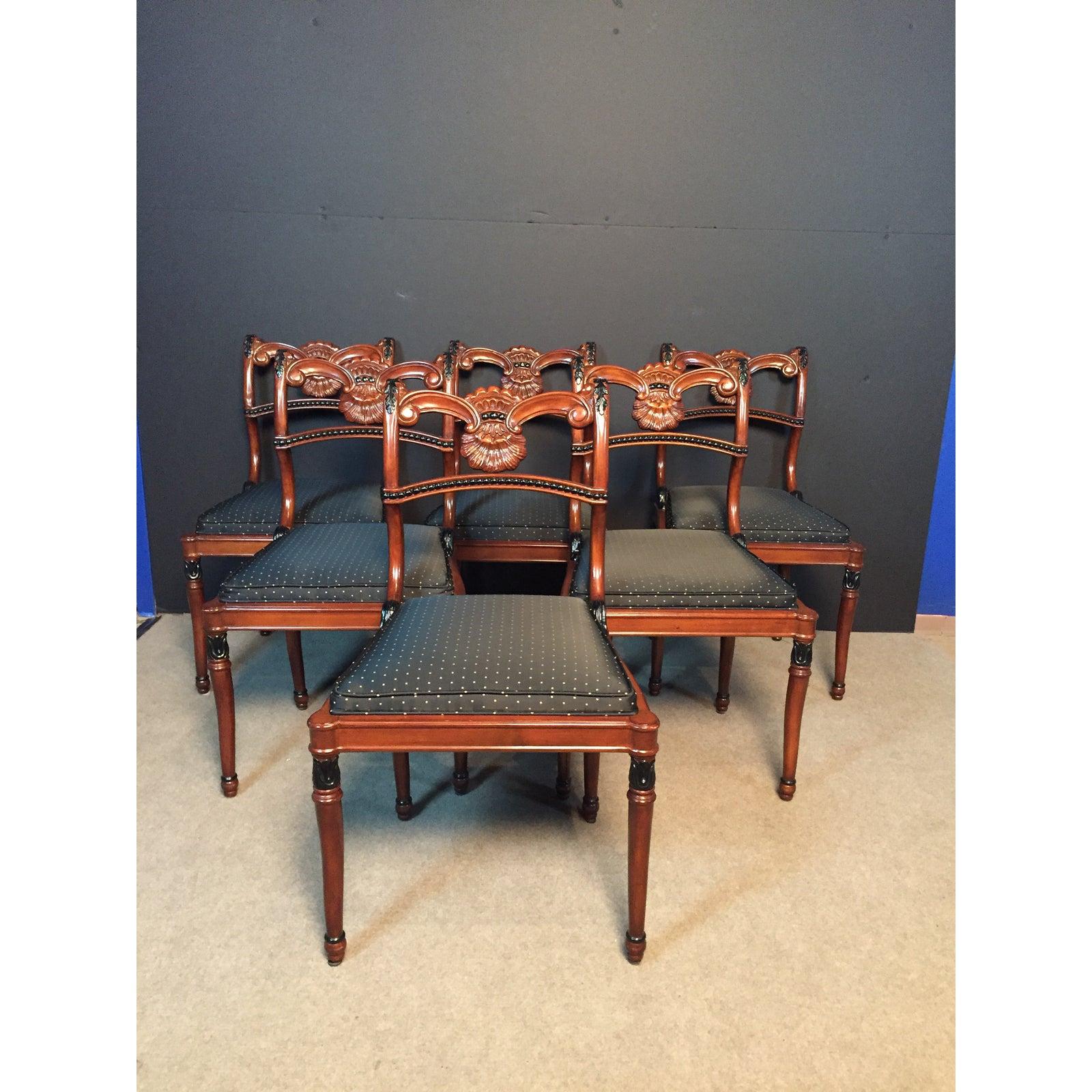 Ensemble de 6 chaises de salle à manger de style Regency. Ensemble de 6 chaises de salle à manger de style Regency en bois fruitier et ébonisé. Revêtement noir avec motif à points carrés blanc cassé. Des sculptures de très bonne qualité et un style