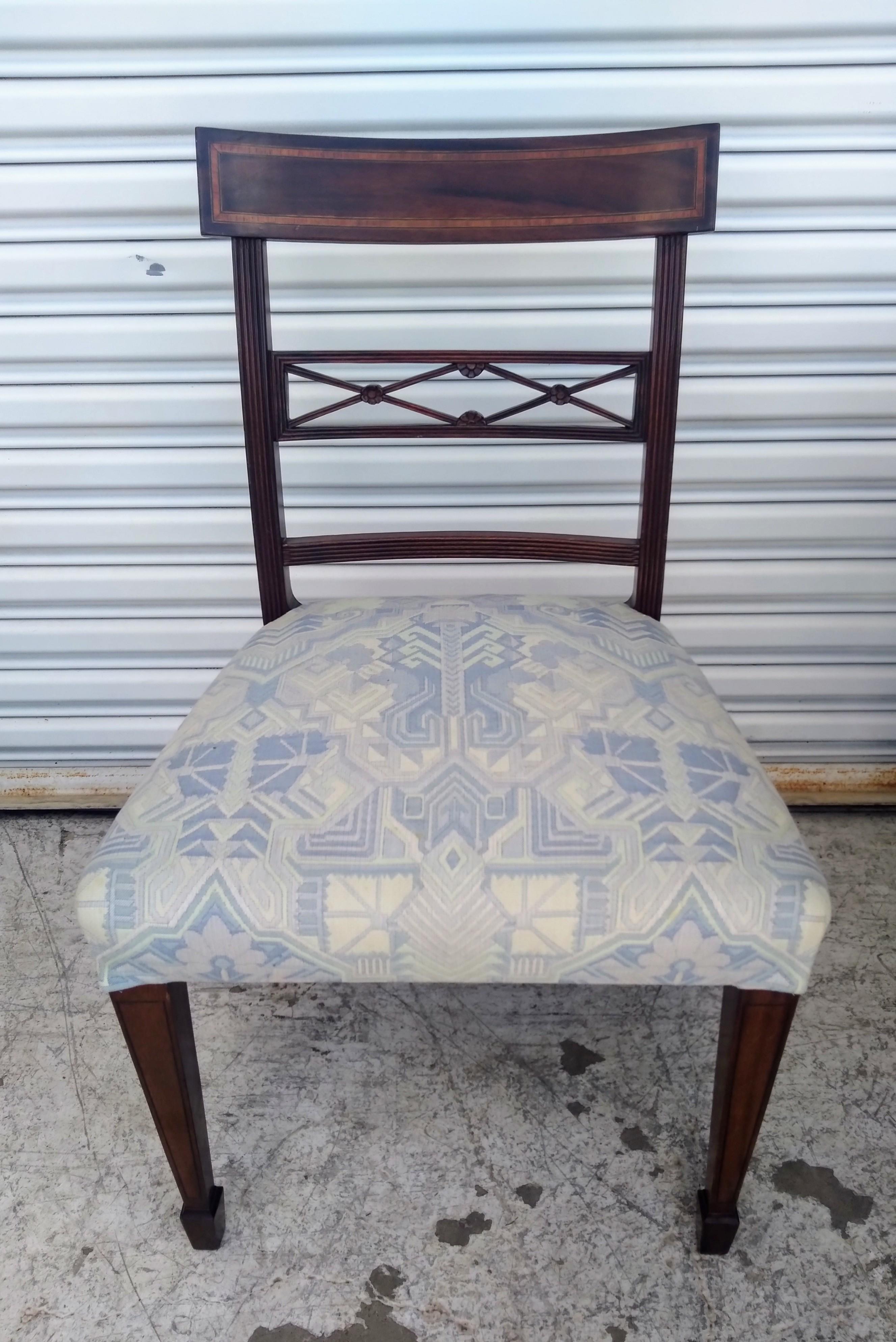 Queste sedie sono realizzate su misura. Hanno utilizzato un mogano molto pregiato. Lo schienale è intarsiato con un bellissimo legno di raso. Le gambe terminano con piedi a punta. Queste sedie sono di qualità artigianale.

È disponibile un tavolo da