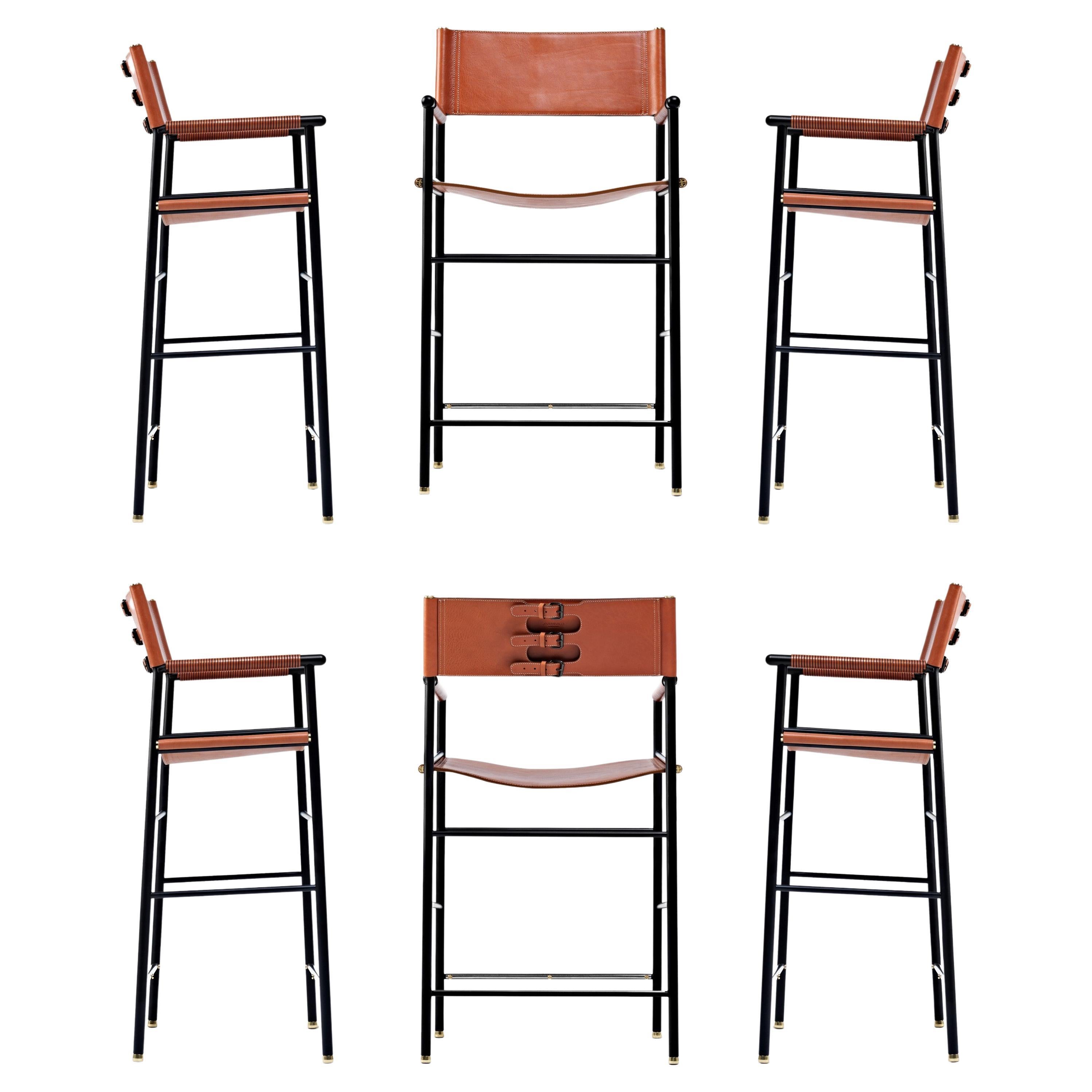 Ensemble de 6 tabouret de bar de bar avec dossier en cuir naturel brun clair et métal en caoutchouc noir en vente