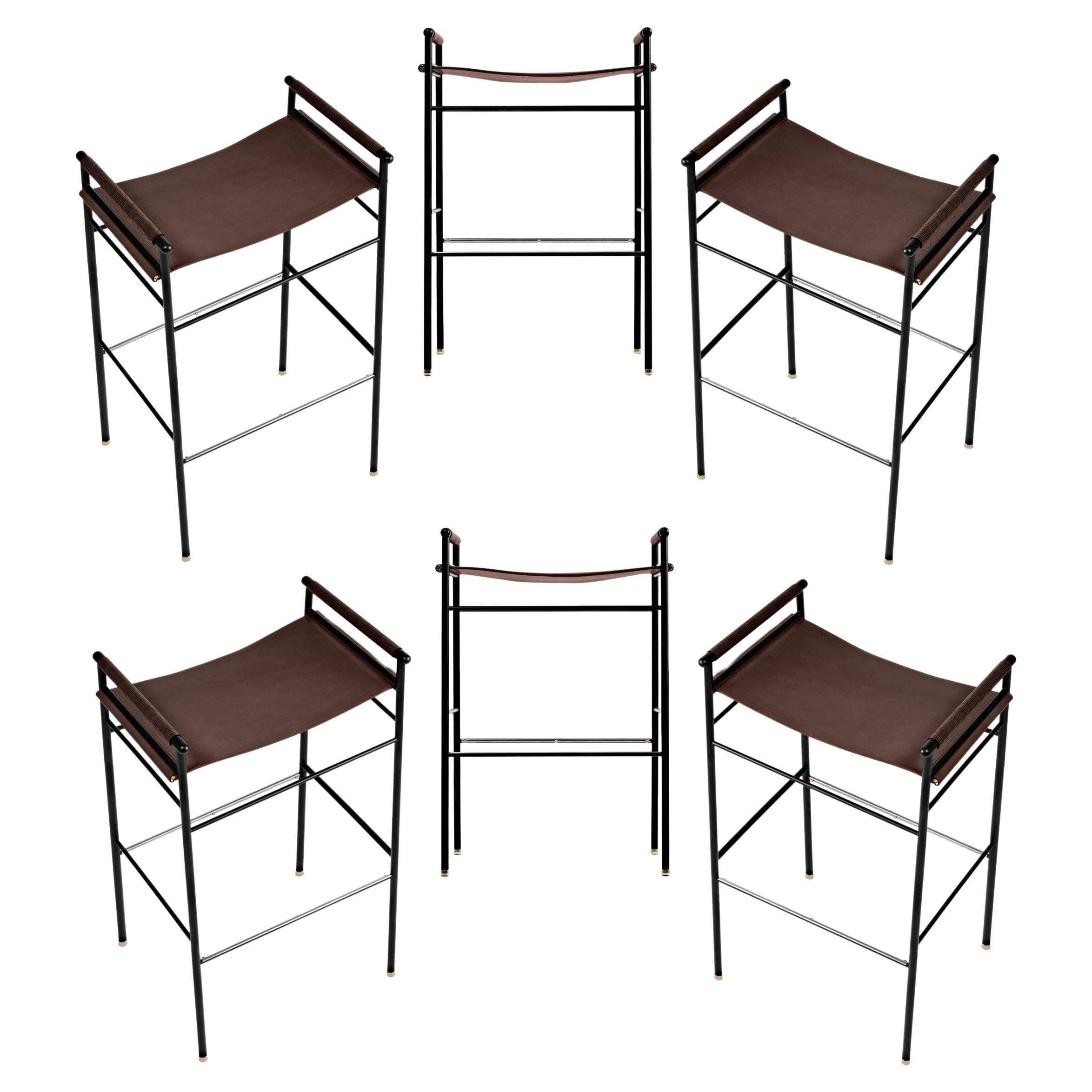 Ensemble de 6 tabourets de bar contemporains artisanaux en cuir marron foncé et métal en caoutchouc noir en vente