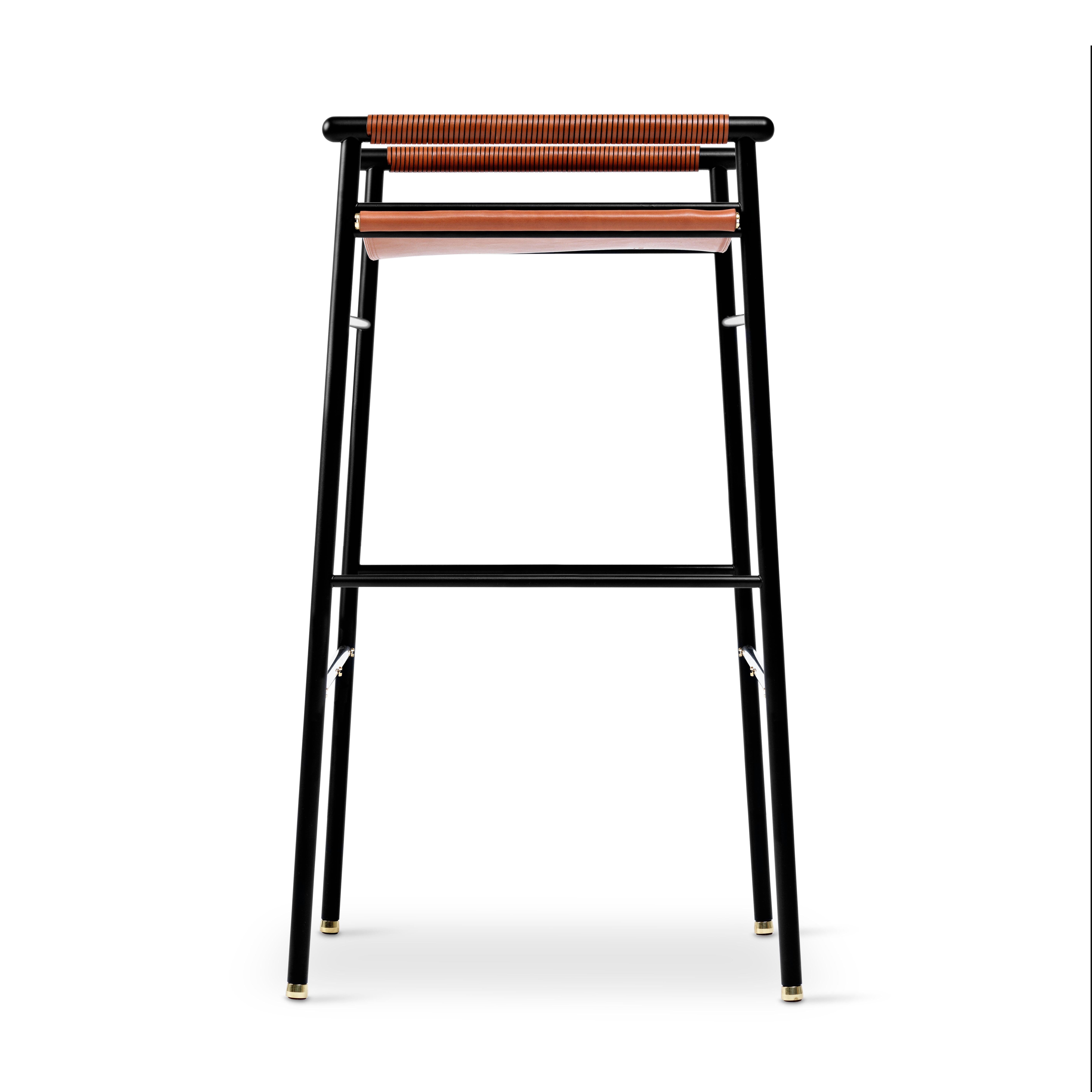 Moderne Ensemble de 6 tabourets de bar contemporains en cuir naturel pour fumeurs et métal en caoutchouc noir en vente