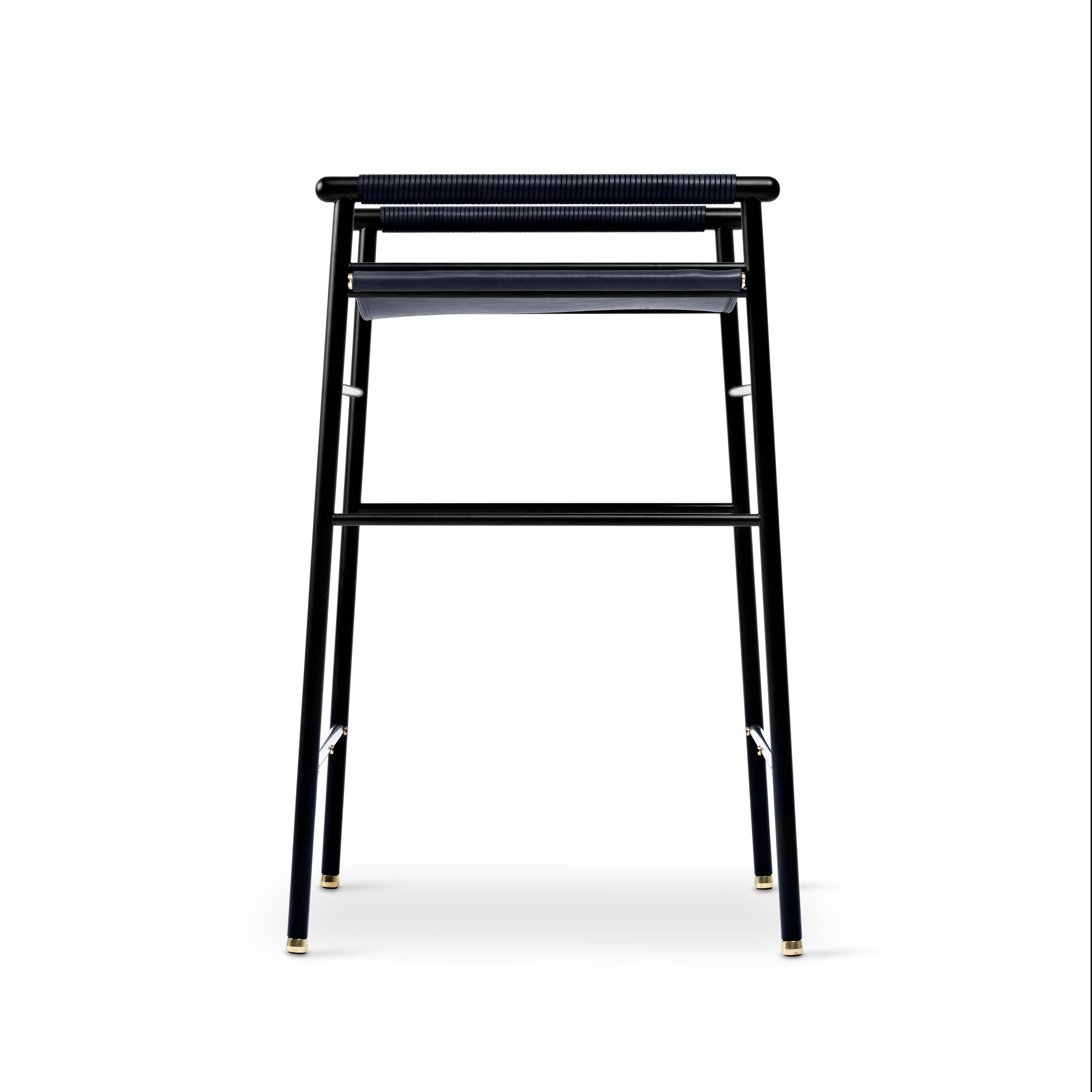 Spagnolo Set di 6 sgabelli da banco Artisan contemporanei in pelle blu navy e gomma nera in metallo in vendita