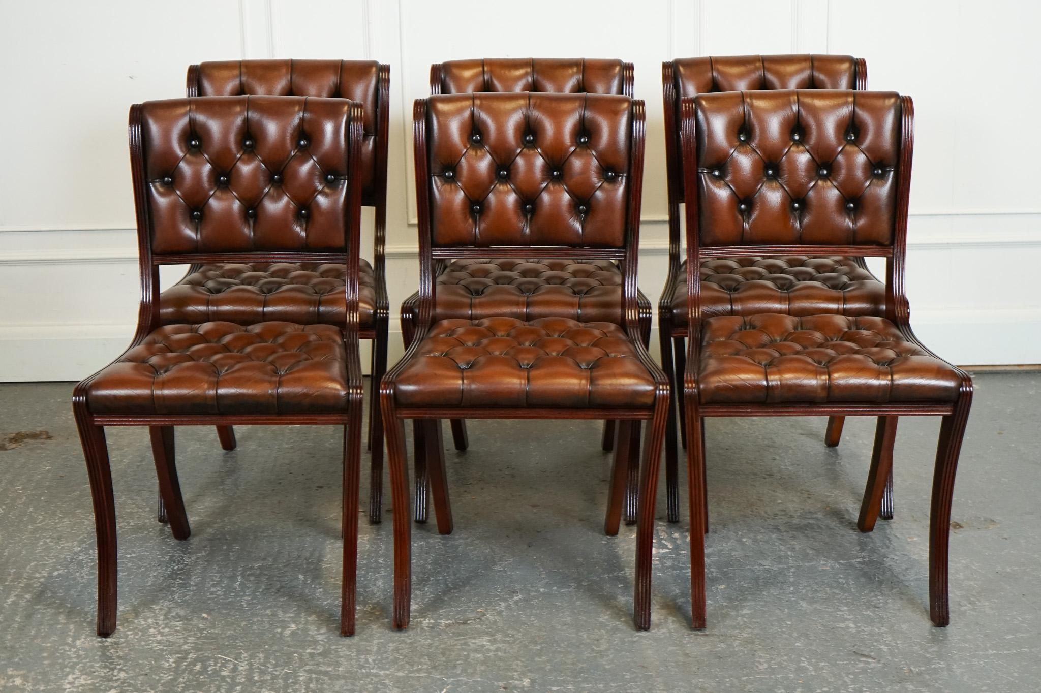 

Nous sommes ravis d'offrir à la vente ce superbe ensemble de six chaises de salle à manger Chesterfield en cuir brun cigare vieilli, entièrement restaurées.

Très beaux et très bien faits, ils ont des cadres cannelés qui descendent de l'arrière