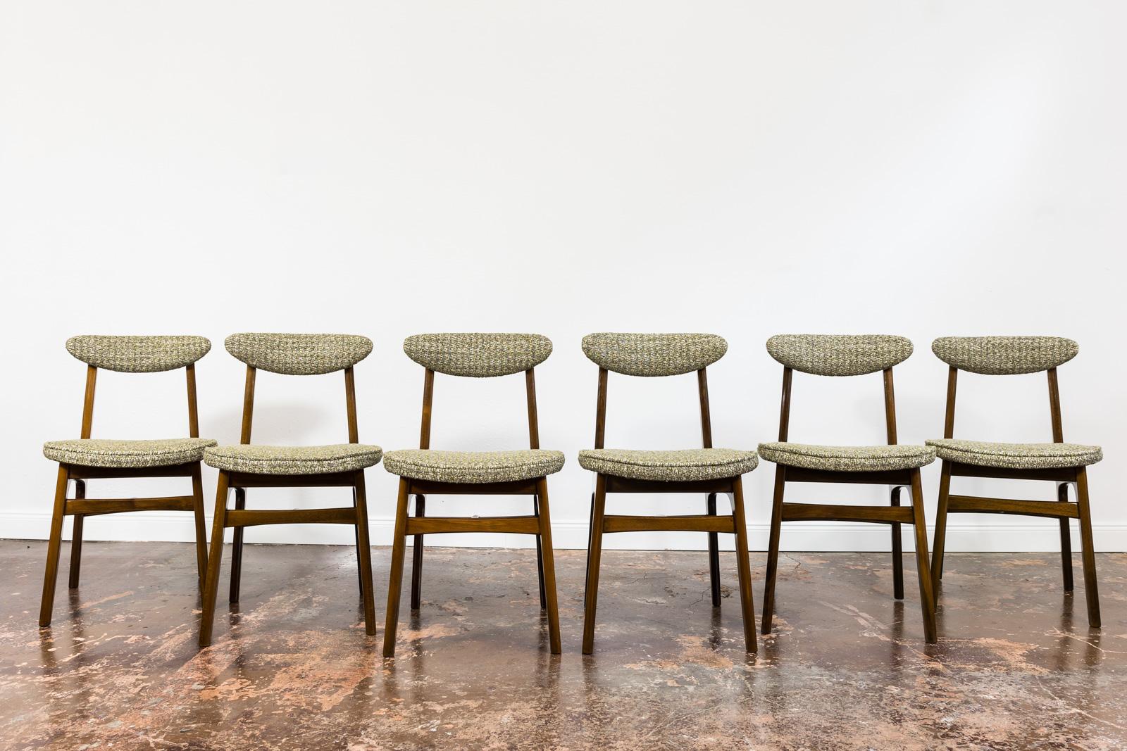 Set of 6, restored dining chairs by Rajmund Teofil Hałas 1960's, Poland.

This set has been completely restored. Beech wood has been refinished. repuholstred in high quality green melange fabric.

 