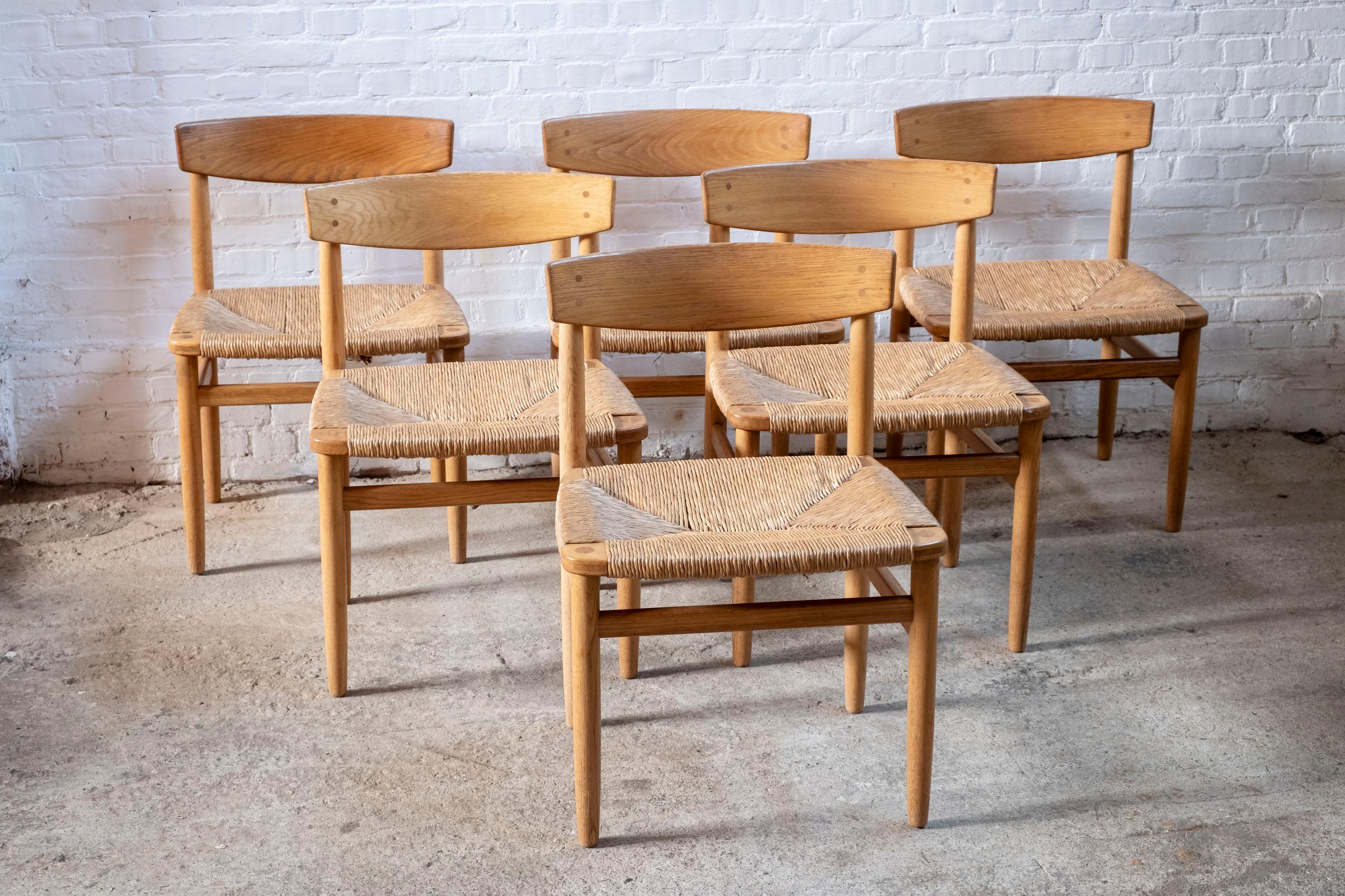 Ensemble de 6 chaises de salle à manger Øresund modèle 537 en chêne et assise en jonc, conçu par Børge Mogensen. Produit en Suède par Karl Andersson & Söner.
Le designer danois Børge Mogensen a conçu toute une série de meubles portant le nom du pont