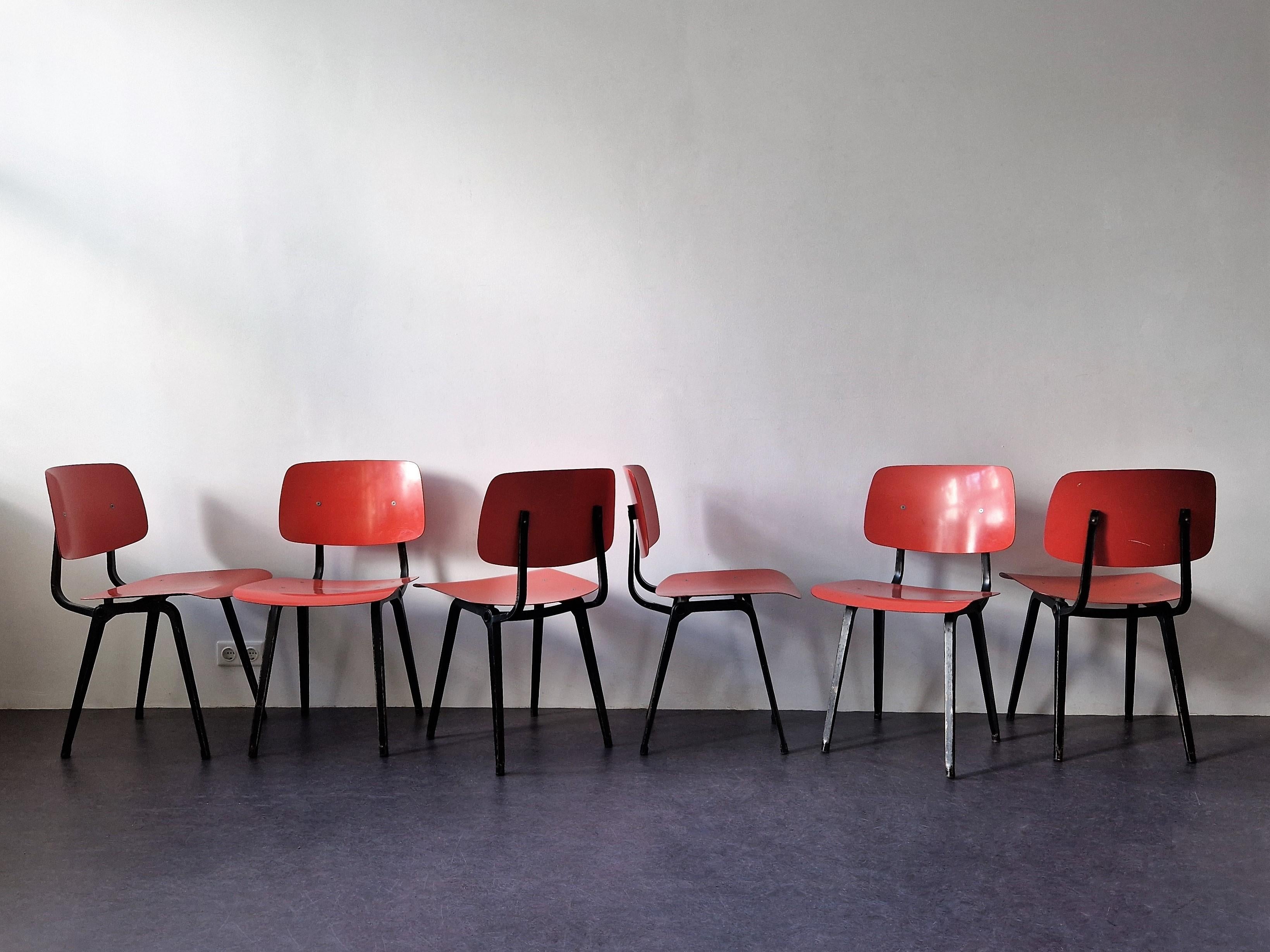 Der Stuhl 'Revolt' wurde von Friso Kramer für Ahrend de Cirkel entworfen. Ein preisgekröntes Design, das zu einer Ikone des niederländischen Industriedesigns aus den 1950er Jahren geworden ist. Dieser solide Stuhl hat ein gefaltetes schwarzes