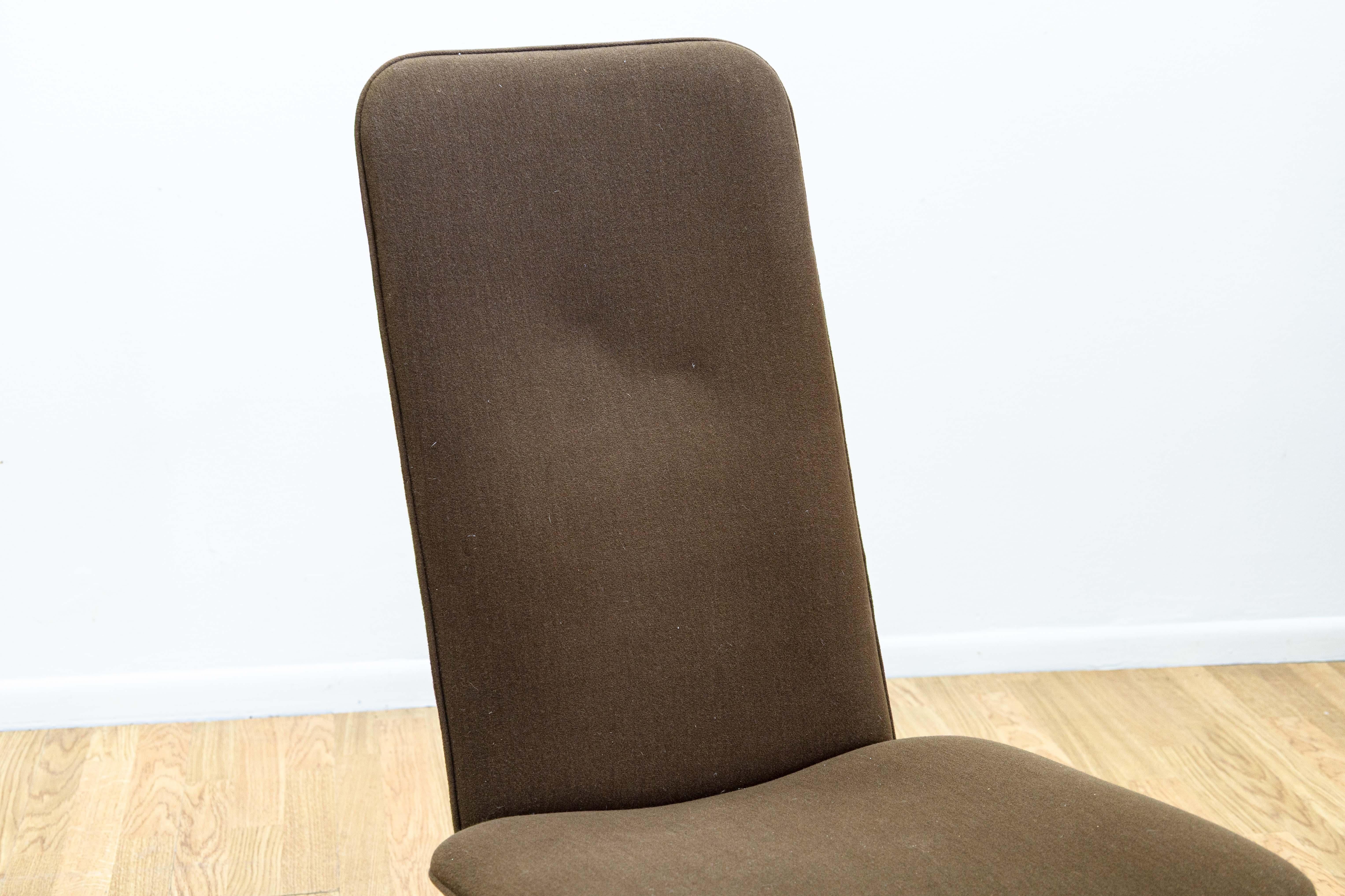 Ein Satz von 6 Robert Haussmann RH-320 Esszimmerstühlen aus den 1970er Jahren für De Sede. Dieses hübsche, moderne Esszimmerstuhlset zeichnet sich durch ein sehr klares, schickes Design und die Wahl des Materials aus. Sie haben ein verchromtes