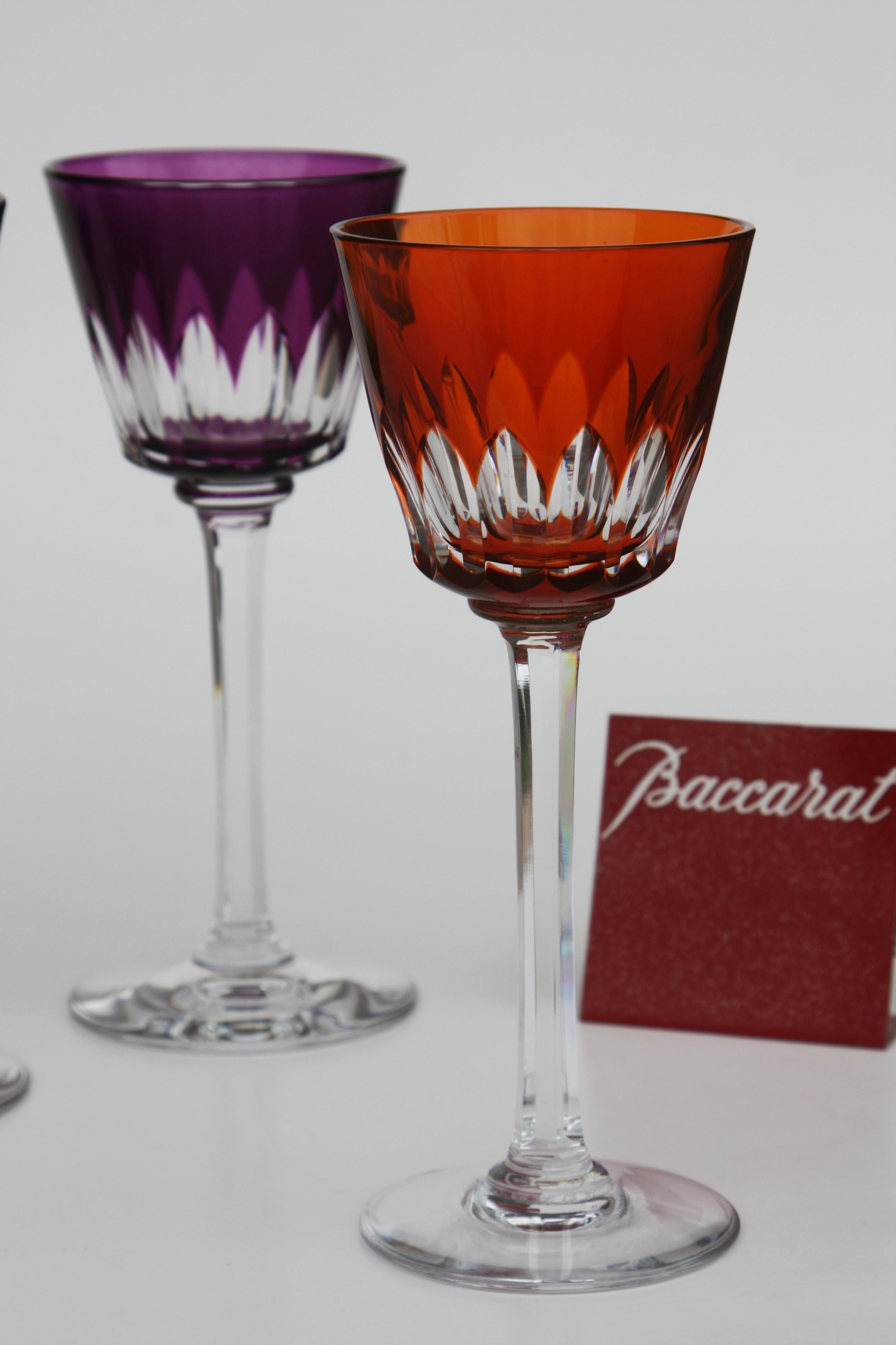 Set of 6  Roemer glasses in Baccarat crystal.

Lavandou model created in 1960 and produced until 1973.
Parison in crystal doubled and cut with grooves of the same size. Leg cut in flat ribs.

6 colors: purple, moss, dark blue, orange, pink and