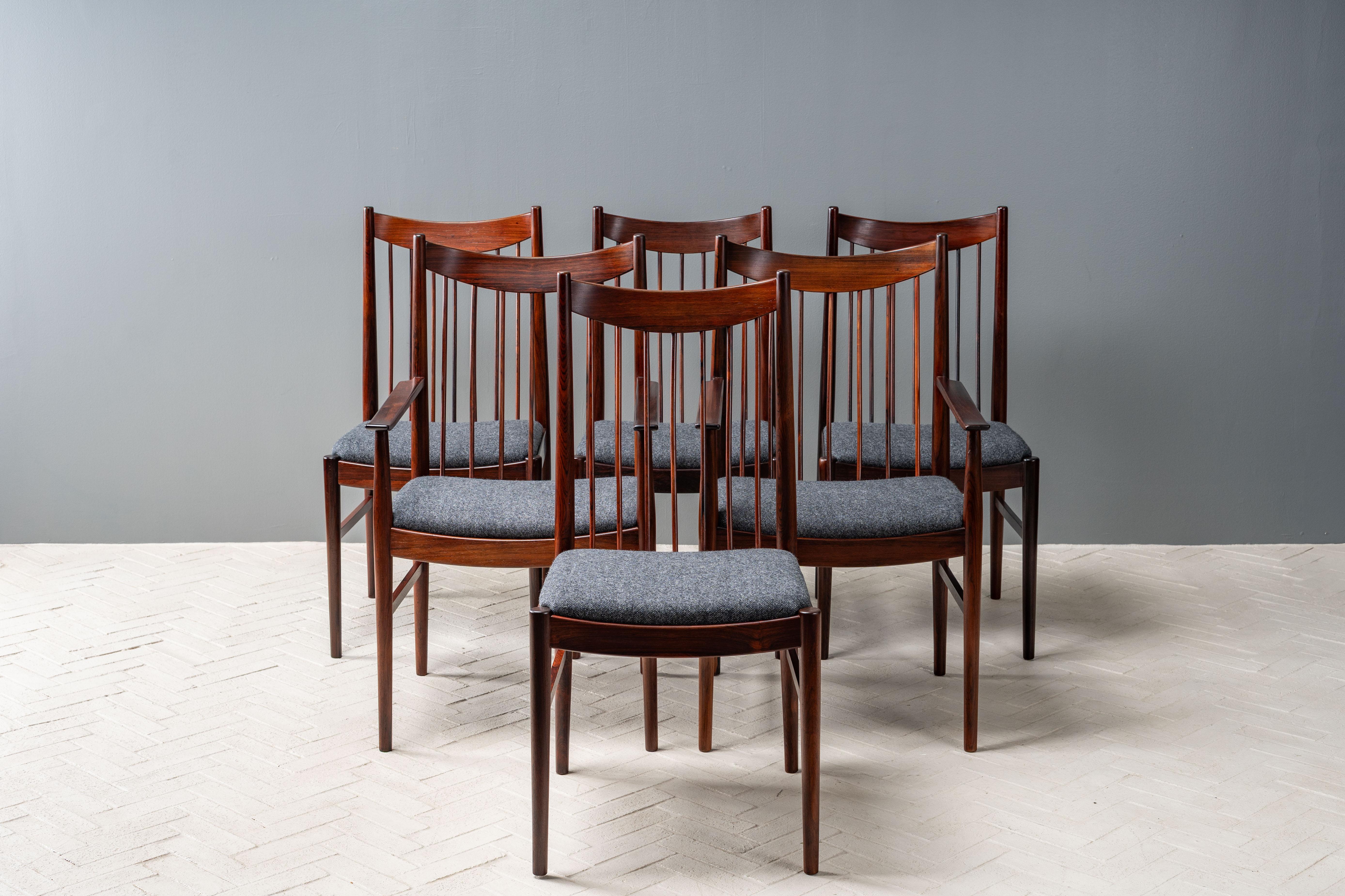 Dinamarca, hacia la década de 1960. Impresionante juego de seis sillas de comedor Modelo 442 de Arne Vodder para Sibast. Incluye dos sillones y cuatro sillas auxiliares, cada uno de ellos de madera maciza de palisandro. Una versión inteligente de la