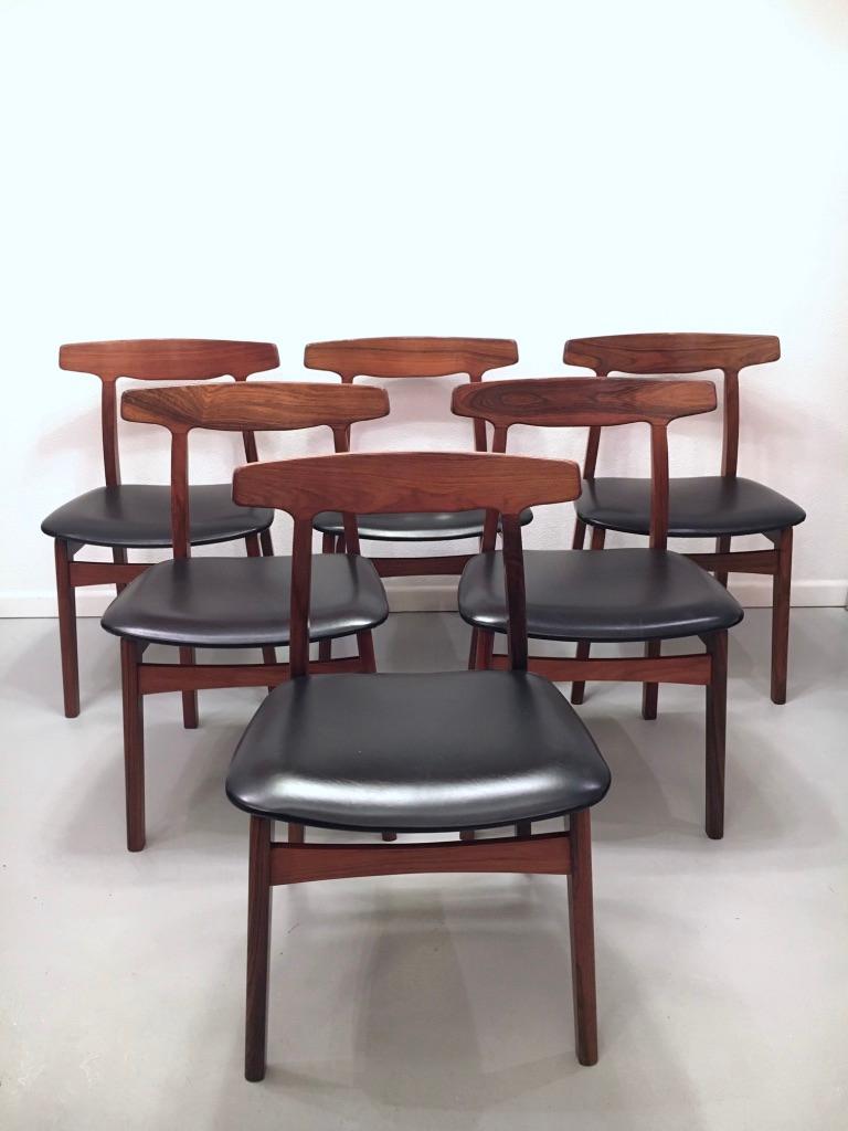 Vintage set of 6 Rio rosewood and black faux leather dining chairs by Henning Kjaernulf produced by Bruno Hansen, Denmark, circa 1960
Very good original condition. Very comfortable.
Stamped under the seat.