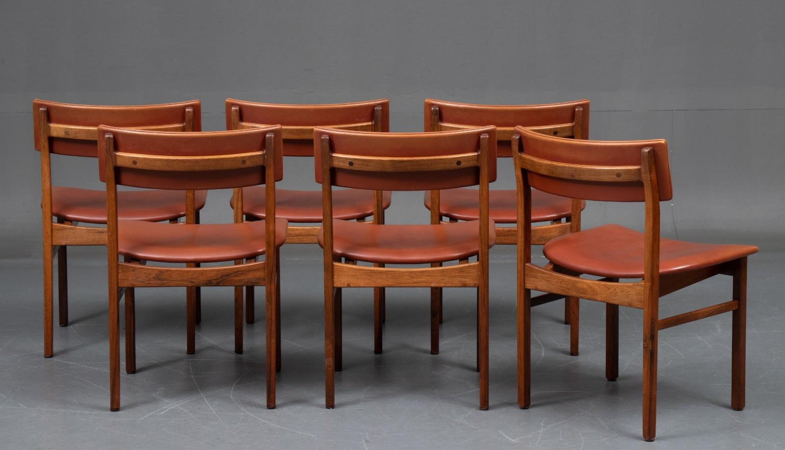 Ensemble de 6 chaises de salle à manger conçues par Kurt Östervig pour K.P. Fabricants de meubles Möller. Bois de rose et cuir cognac. Livré avec le certificat Cites, il n'est donc disponible qu'en Europe.

Kurt Østervig (1912-1986) a commencé sa