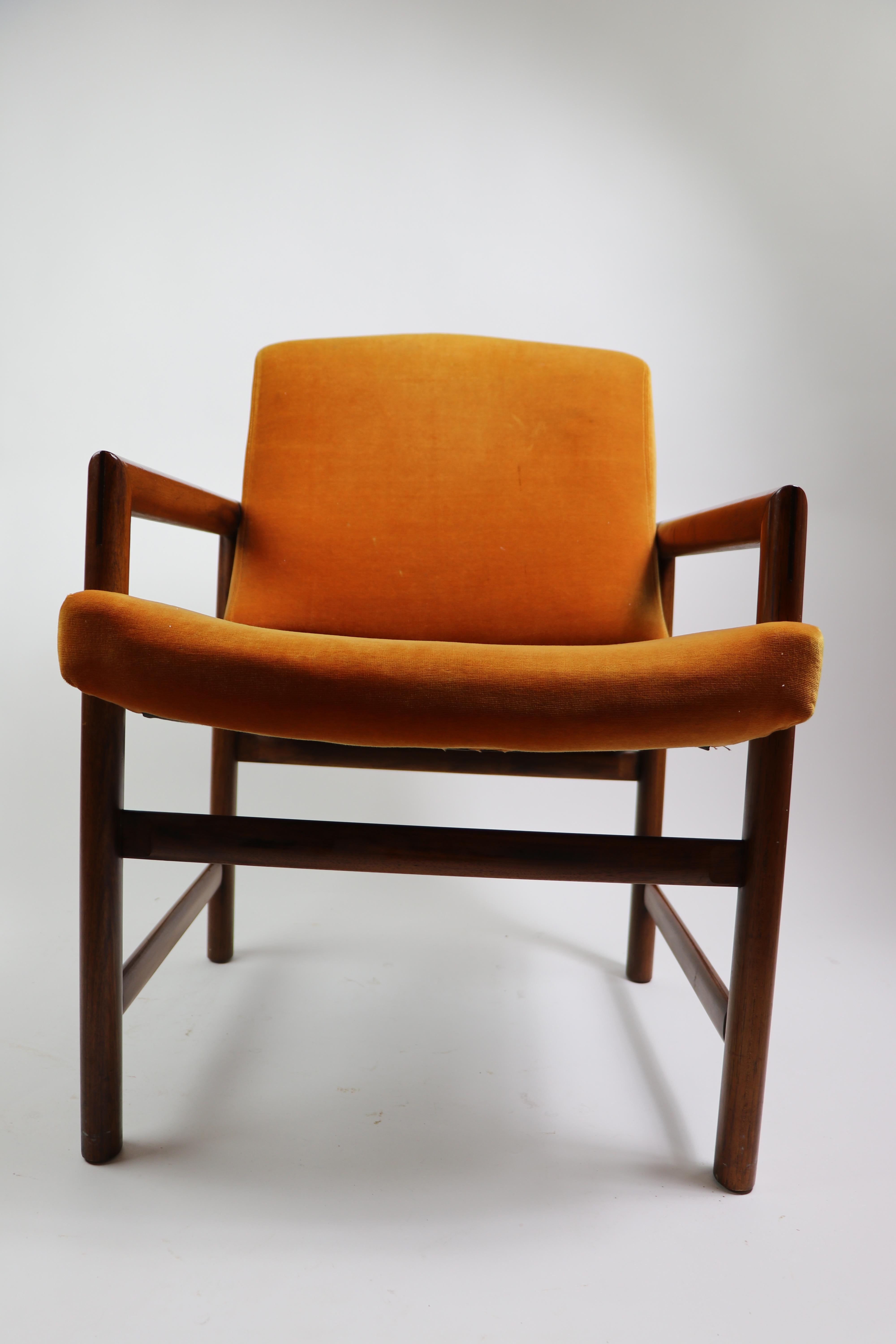 Bellissimo e raro set di 6 sedie da pranzo, realizzato da Founders Furniture Co. come parte della collezione Patterns 15. Sei poltrone con schienale e sedili imbottiti (la tappezzeria è così com'è). Struttura architettonica sofisticata, set di sedie
