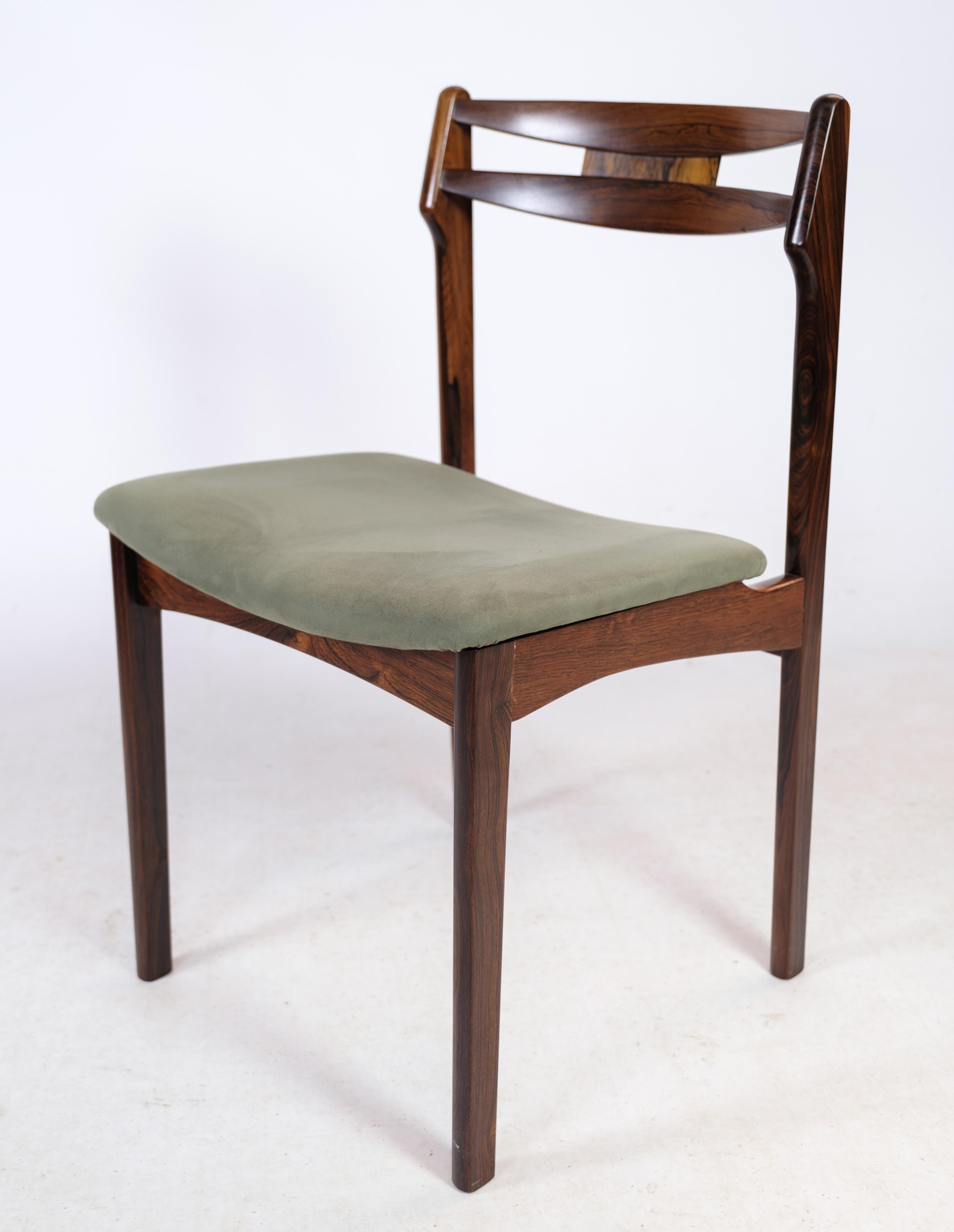 Set di 6 (abbiamo 12) sedie da pranzo in legno di palissandro con tessuto verde degli anni '60 circa. Un set di sedie di alta qualità e artigianalità. Sono tutti in ottime condizioni sia in tessuto che in Wood. Raramente offerto.

Misure in cm: H:77