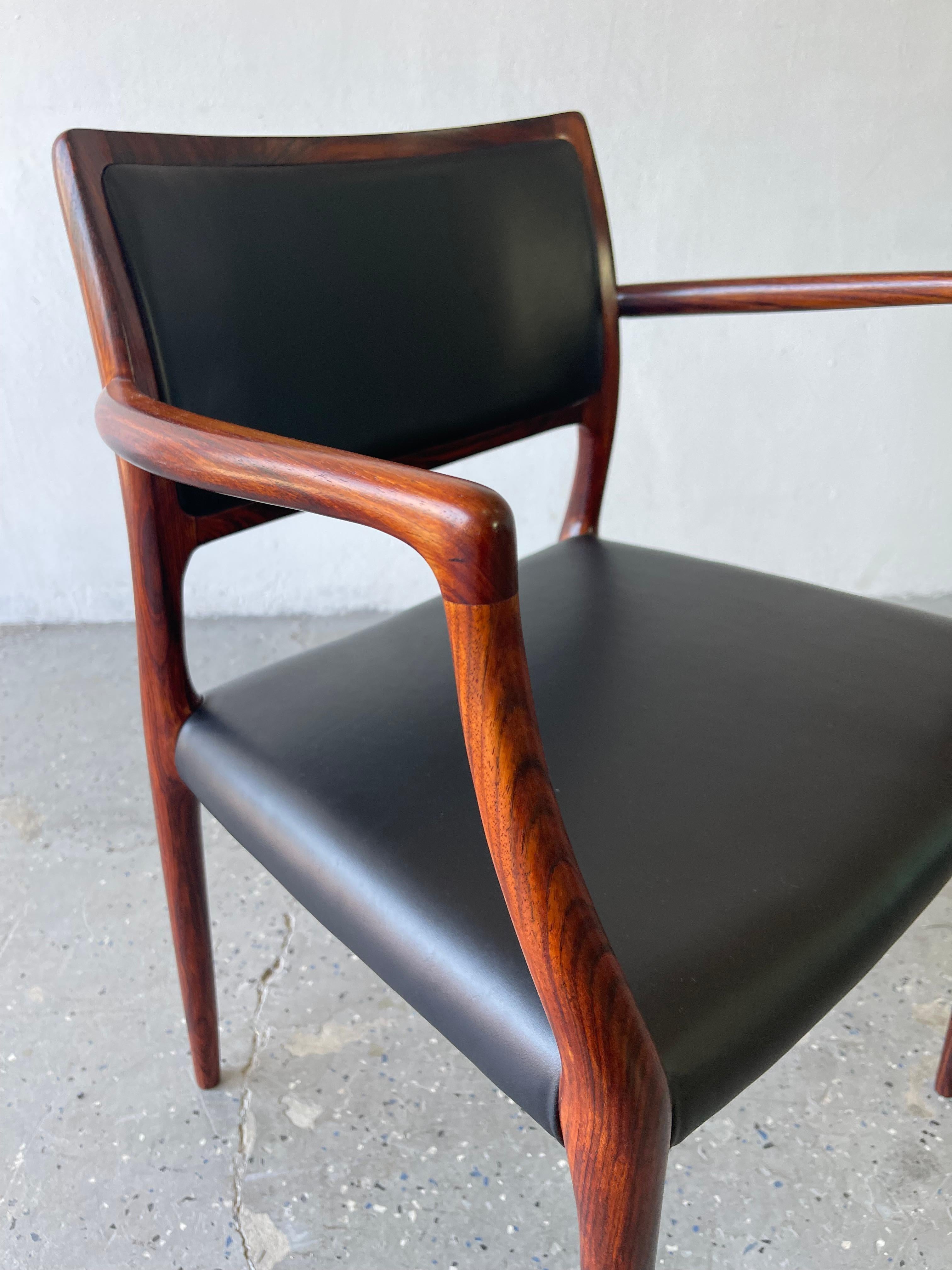 Scandinave moderne Ensemble de 6 chaises de salle à manger danoises modernes du milieu du siècle en bois de rose modèle 65 & 80 JL Moller en vente
