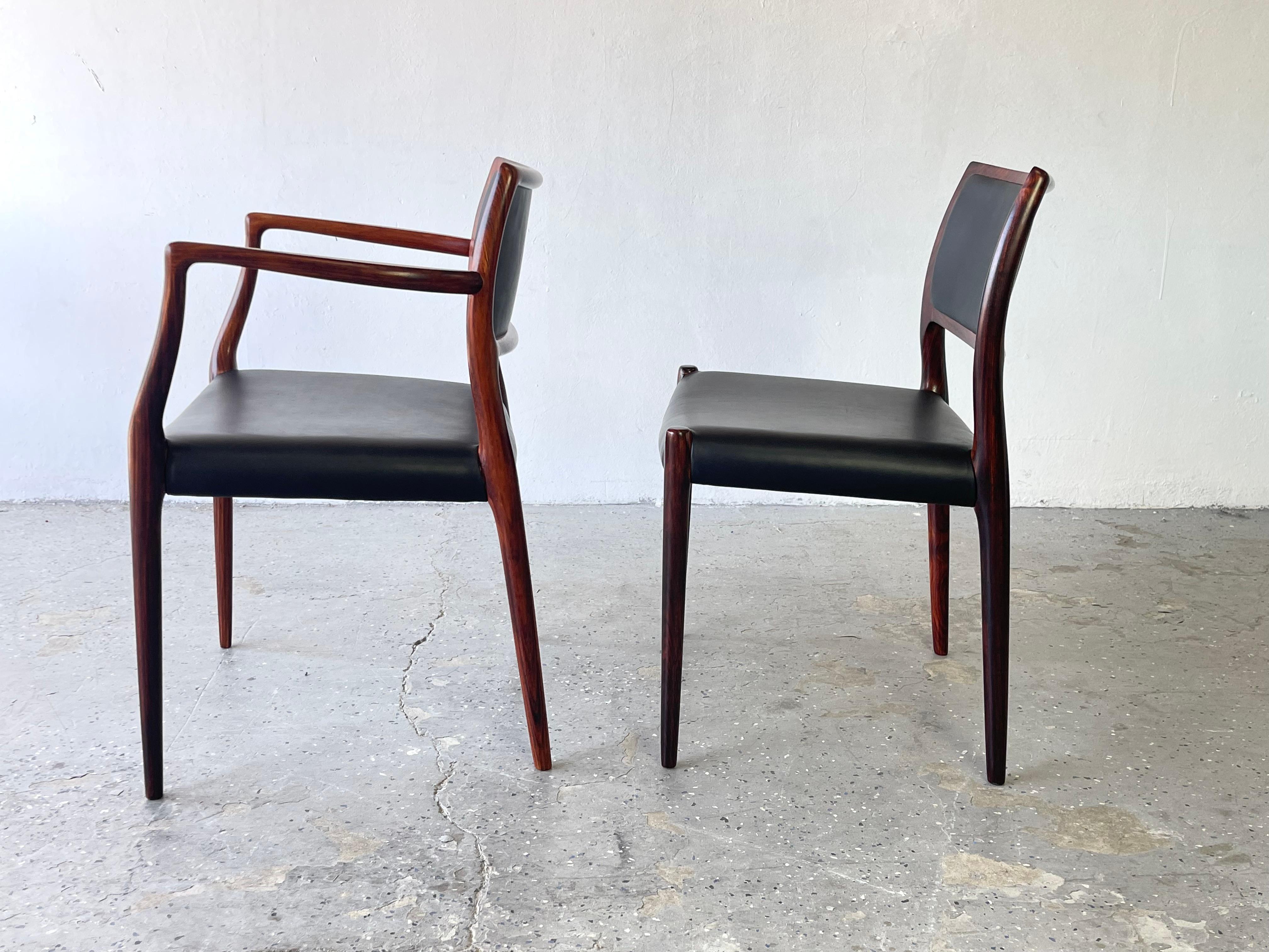 Ensemble de 6 chaises de salle à manger danoises modernes du milieu du siècle en bois de rose modèle 65 & 80 JL Moller Excellent état - En vente à Las Vegas, NV
