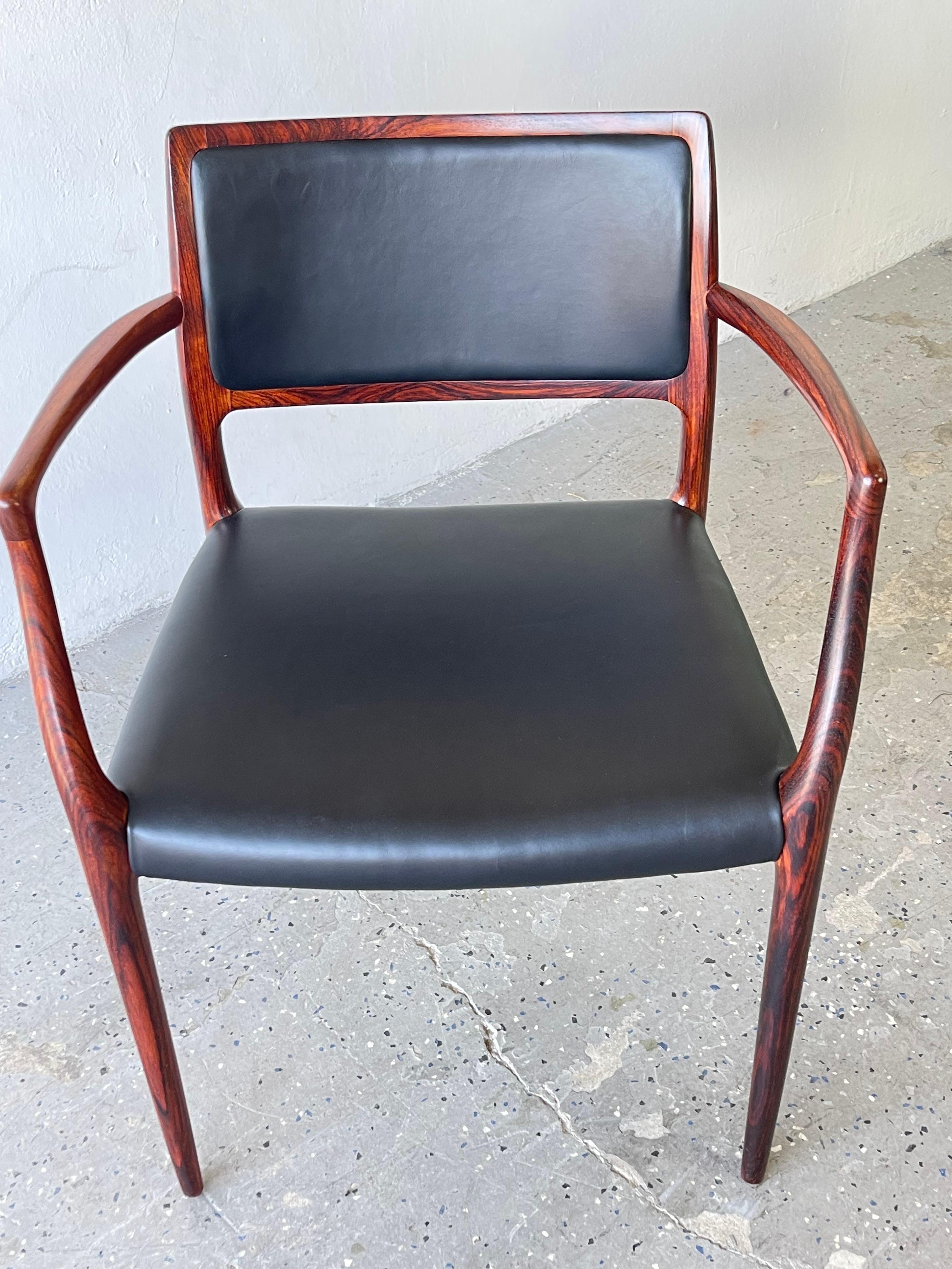 Milieu du XXe siècle Ensemble de 6 chaises de salle à manger danoises modernes du milieu du siècle en bois de rose modèle 65 & 80 JL Moller en vente