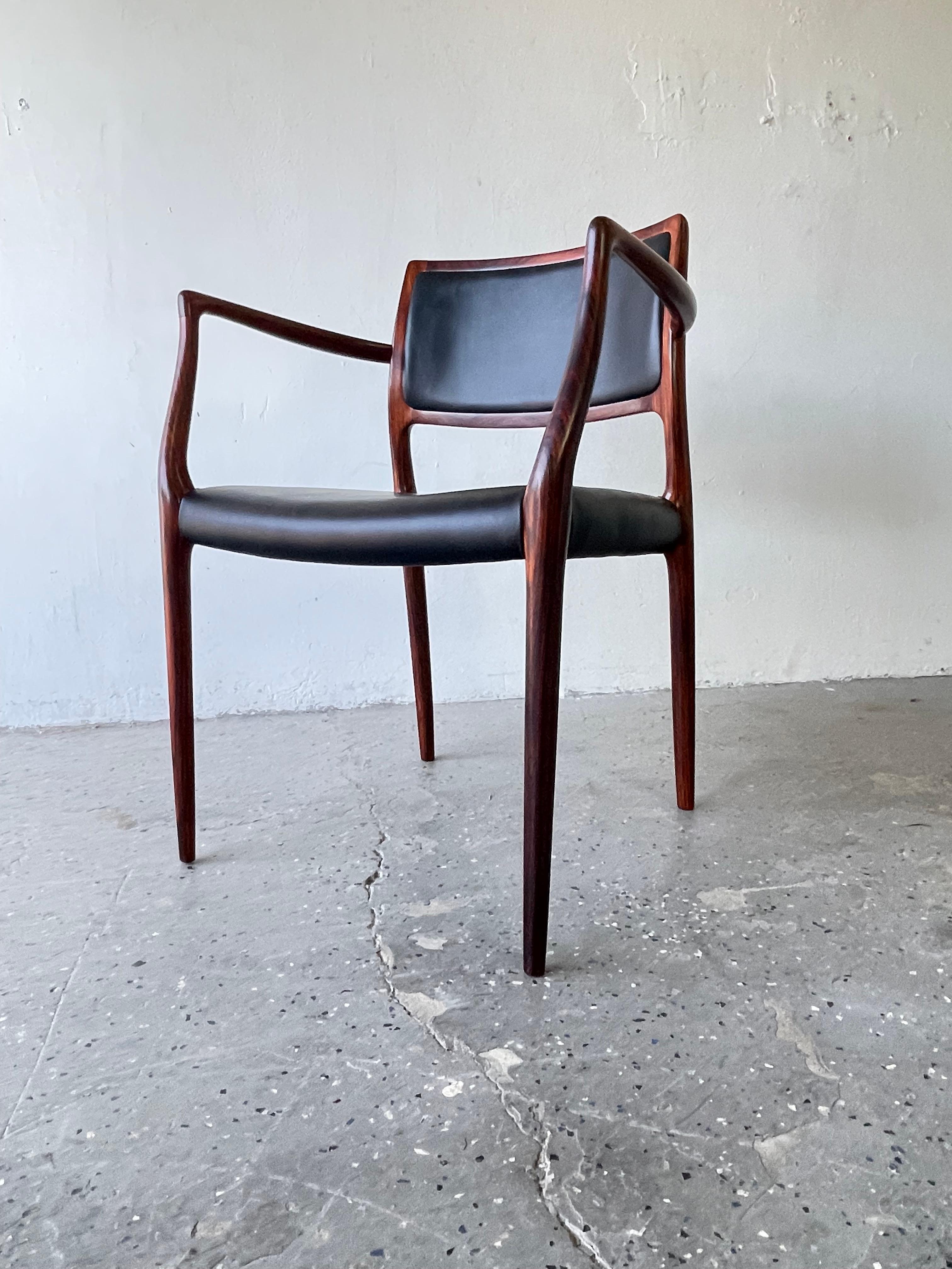 Ensemble de 6 chaises de salle à manger danoises modernes du milieu du siècle en bois de rose modèle 65 & 80 JL Moller en vente 1