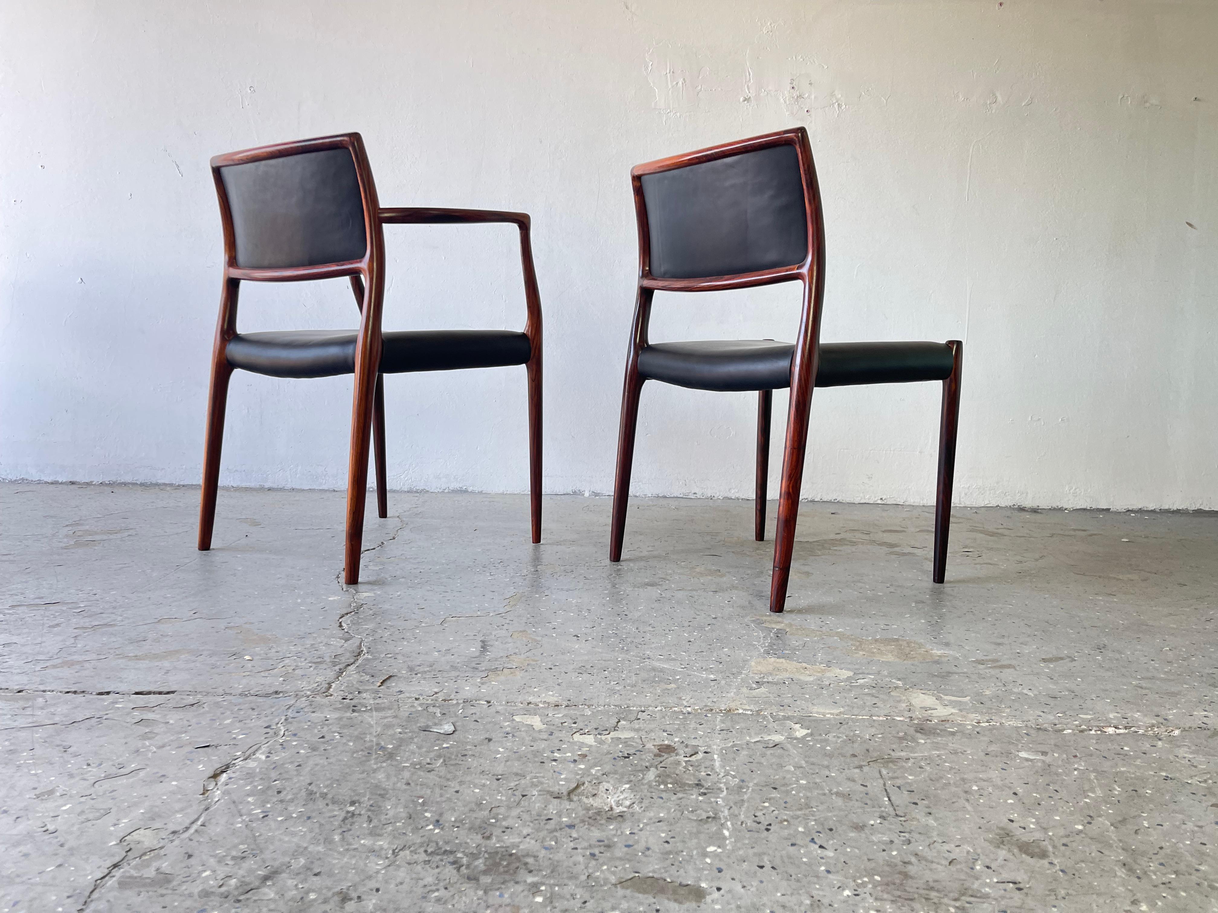 Ensemble de 6 chaises de salle à manger danoises modernes du milieu du siècle en bois de rose modèle 65 & 80 JL Moller en vente 2