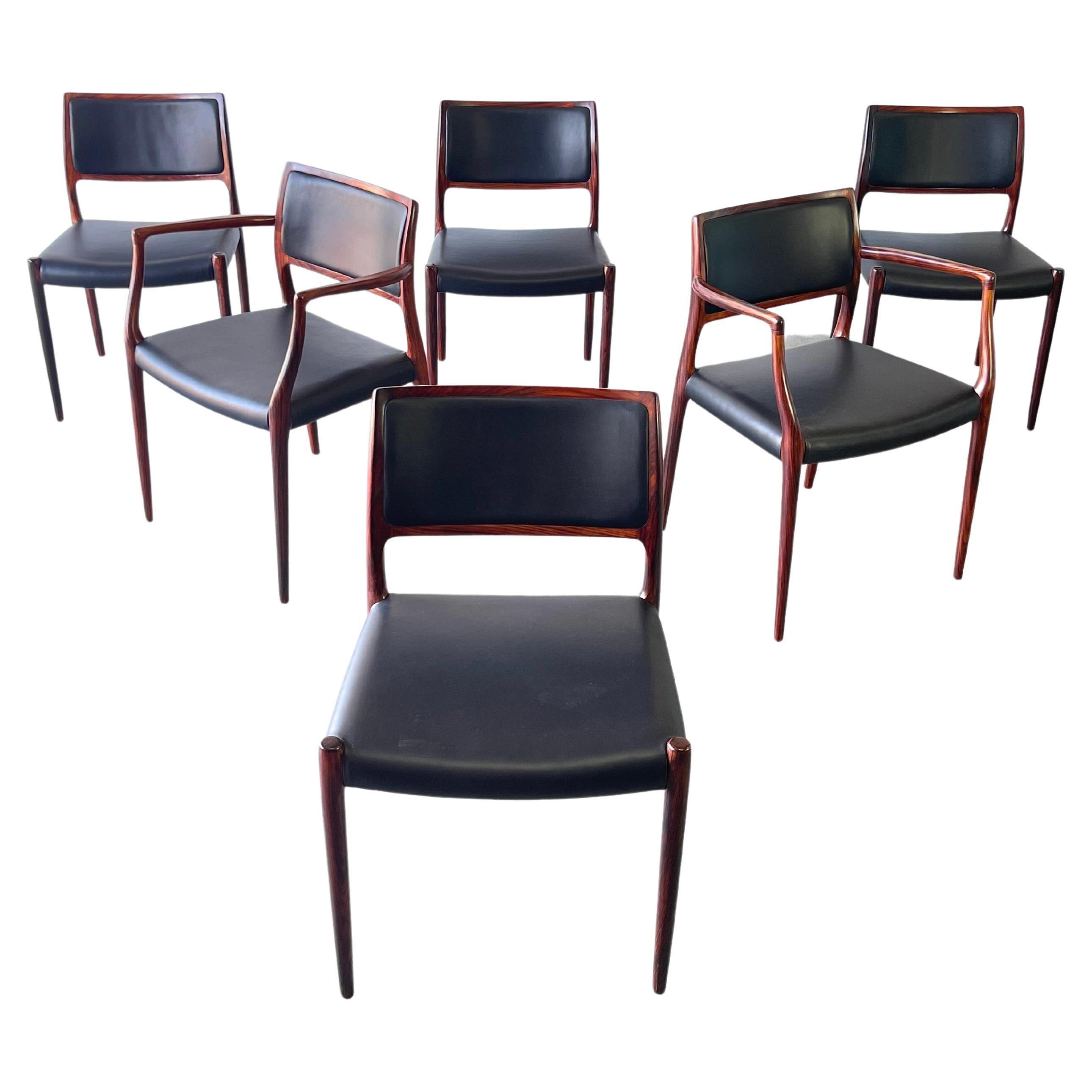 Ensemble de 6 chaises de salle à manger danoises modernes du milieu du siècle en bois de rose modèle 65 & 80 JL Moller en vente