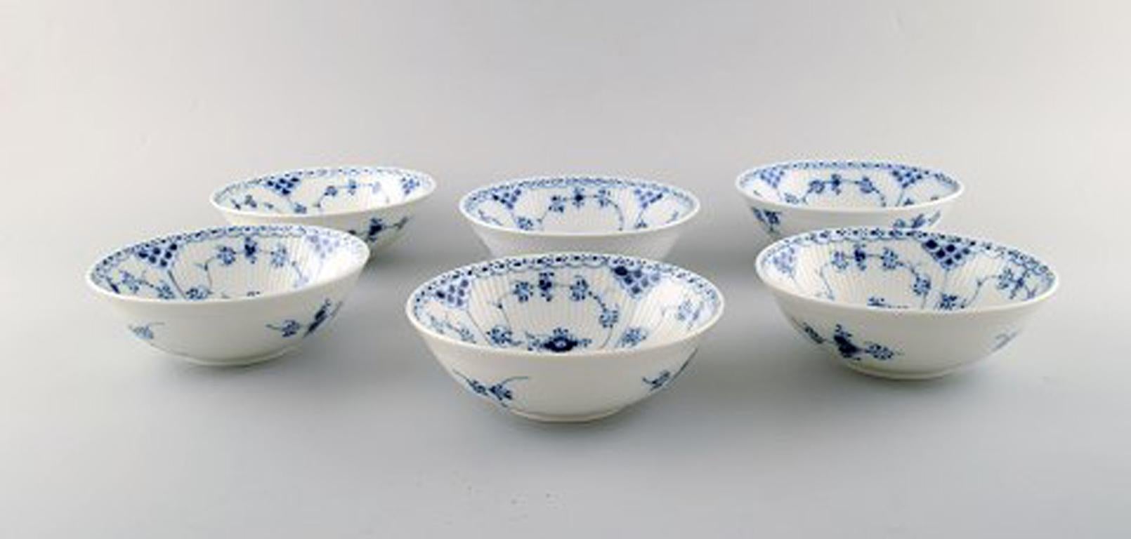 Set of 6 Royal Copenhagen blue fluted half lace bowls # 1/624.
In perfect condition.
1st factory quality.
Stamped.
Measures: 16 x 5 cm.