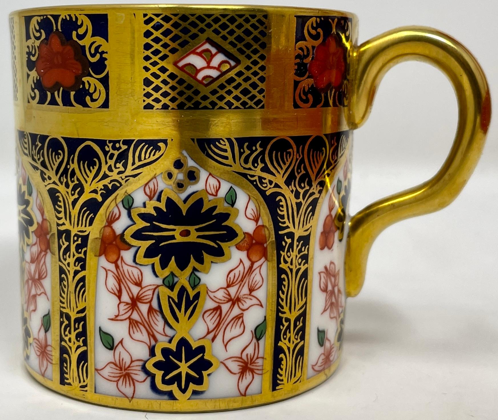 Set von 6 Demitasse-Tasse und Untertassen aus englischem Royal Crown Derby-Porzellan. (20. Jahrhundert) im Angebot