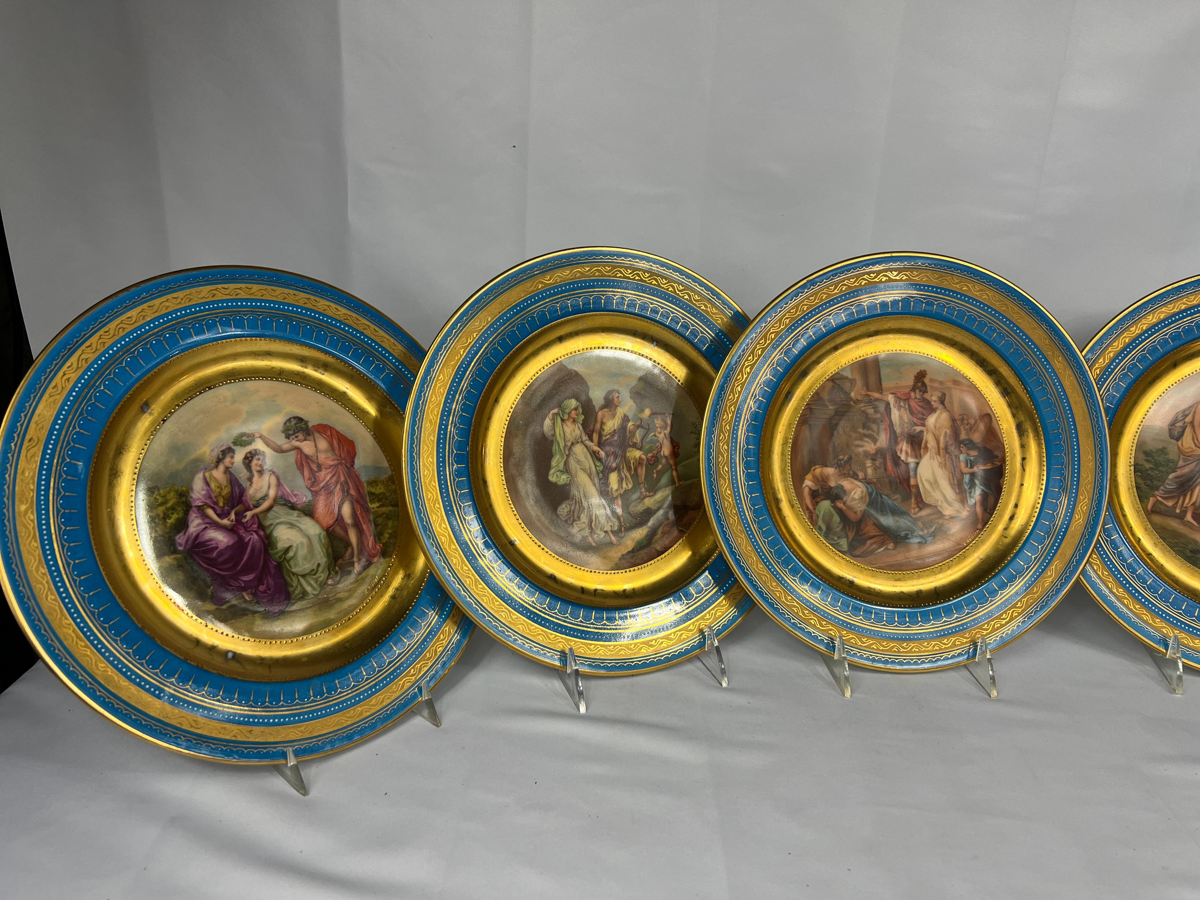 Collezione di sei piatti in porcellana Royal Vienna Porcelain da 10,875 pollici ciascuno. I piatti presentano ciascuno una diversa scena litografica allegorica impreziosita a mano nella finestra centrale e sono circondati da perline d'oro, bordi in