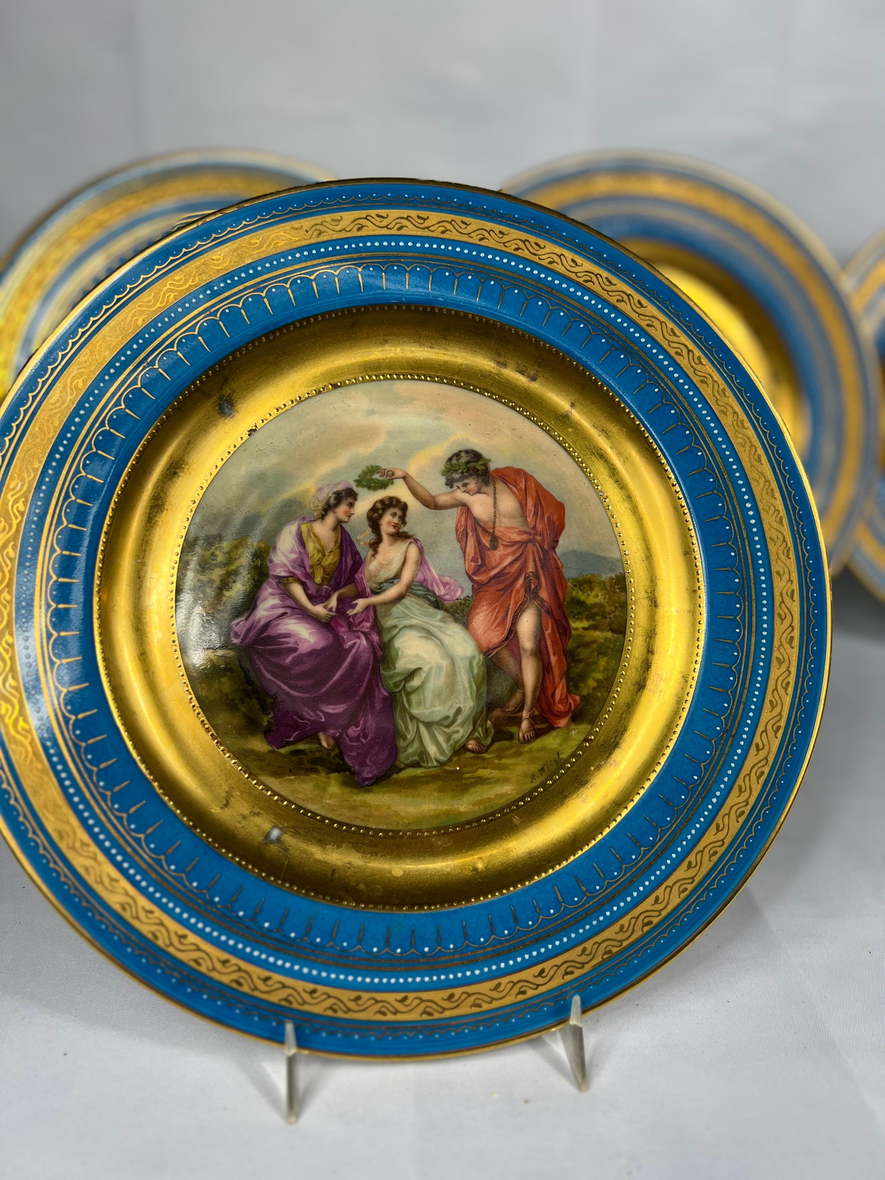 Set di 6 piatti decorati in stile reale viennese, allegorici e smaltati, da 10,875 pollici In condizioni buone in vendita a Atlanta, GA
