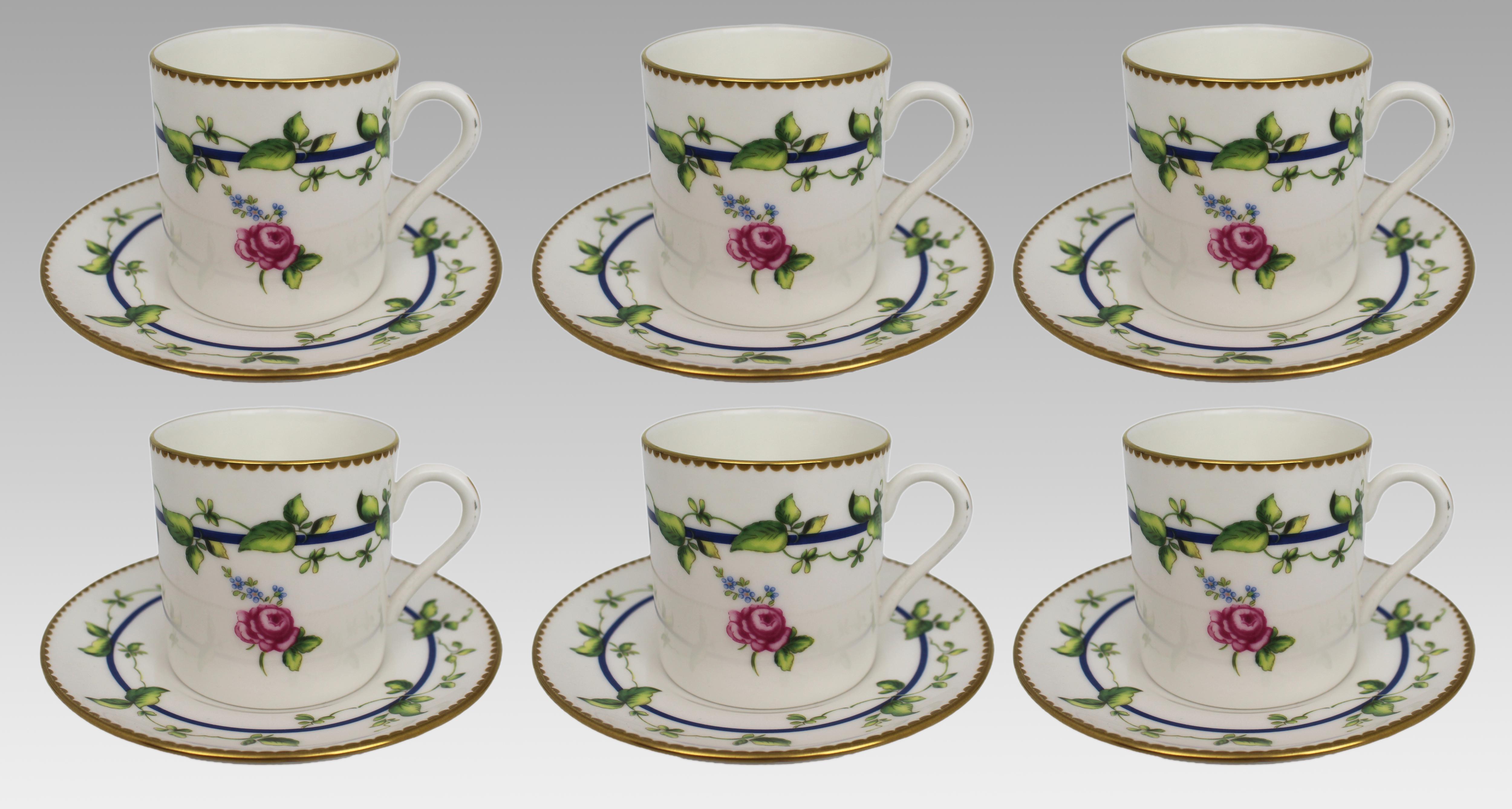 Satz von 6 Royal Worcester Demitasse-Kaffeekannen und -Untertassen, Blumengirlanden-Muster, um 1970

Beschreibung:
Ein charmantes Set von sechs Royal Worcester Kaffeekannen und Untertassen, hergestellt in England und datiert auf das späte 20.