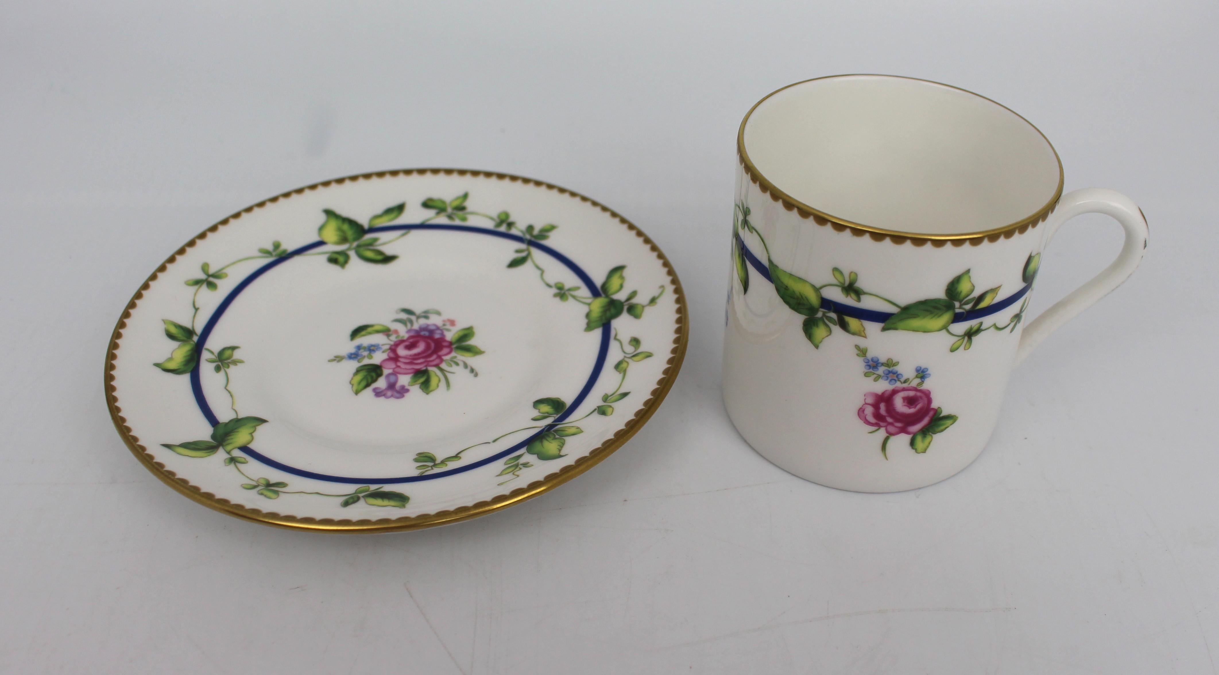 Satz von 6 Royal Worcester Demitasse-Kaffeekannen und Untertassen, Blumengirlande-Muster (20. Jahrhundert) im Angebot