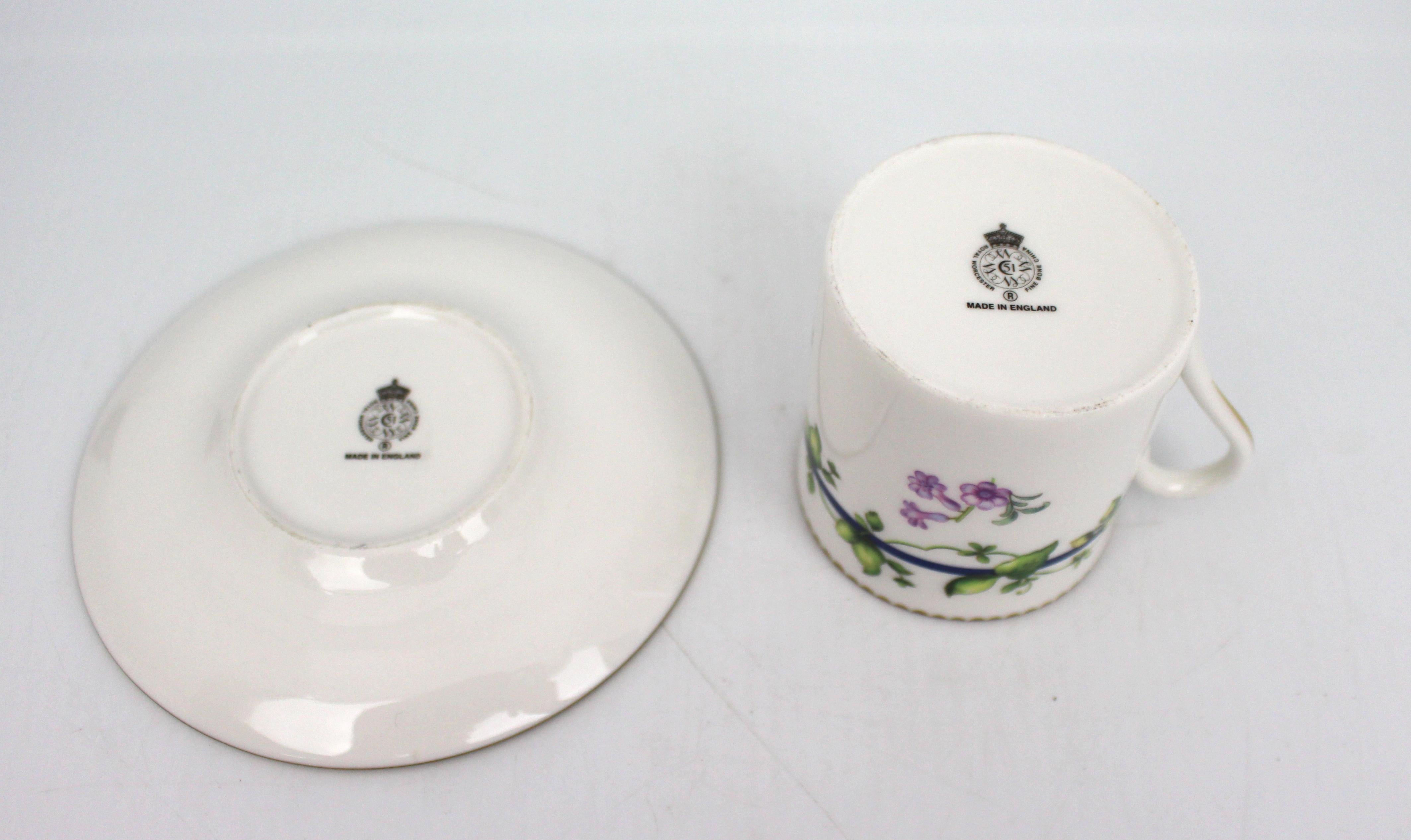 Satz von 6 Royal Worcester Demitasse-Kaffeekannen und Untertassen, Blumengirlande-Muster (Porzellan) im Angebot
